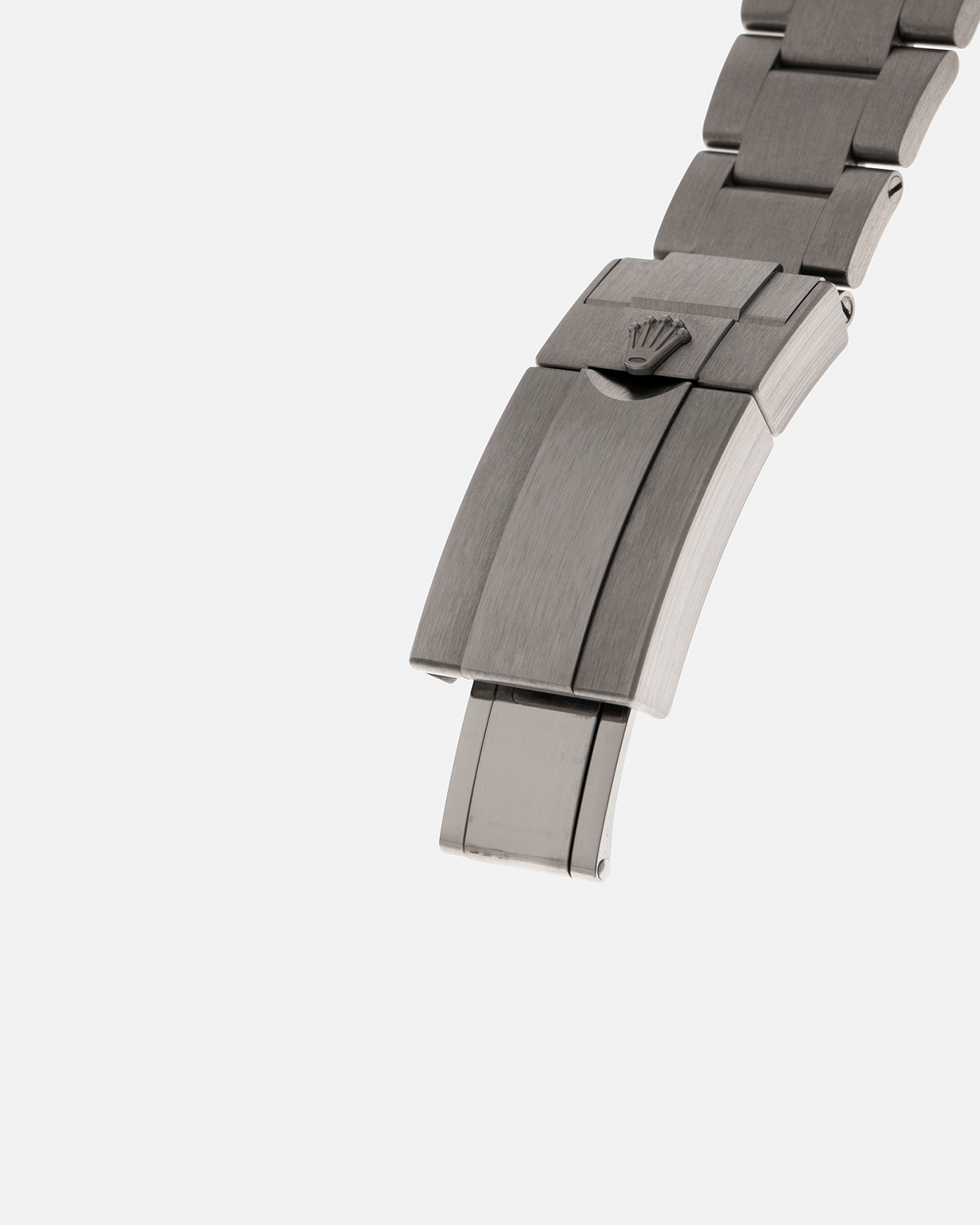 Brand: Rolex
Year: 2025
Model: Yacht-Master 42
Reference Number: 226627
Material: RLX Titanium (Grade 5 Alloy)
Movement: Rolex Cal. 3235, Self-Winding
Case Dimensions: 42mm x 11.6mm (Lug-to-Lug 50.3mm)
Lug Width: 21mm
Bracelet: Rolex RLX Titanium Oyster Bracelet with Signed Oysterlock Clasp and Easylink Extension