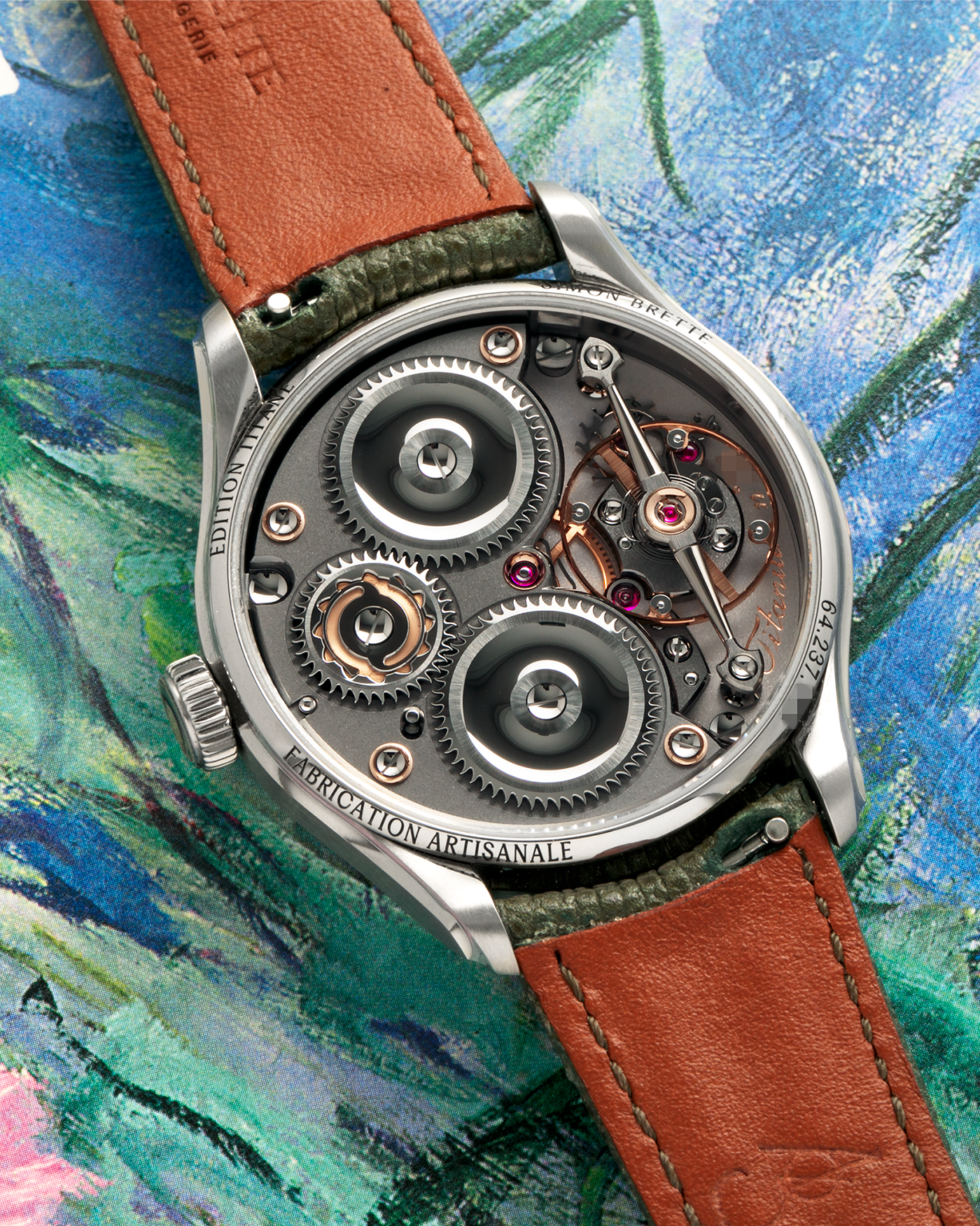 Brand: Simon Brette
Year: 2025
Model: Chronometre Artisans
Reference Number: 64.237.XXX
Material: Grade 5 Titanium
Movement: Simon Brette In-House, Manually Wound Cal. SBCA
Case Dimensions: 39mm Diameter 10.5mm Thickness
Lug Width: 20mm
Strap: Simon Brette Green Calf Leather Strap with Signed Grade 5 Titanium Tang Buckle