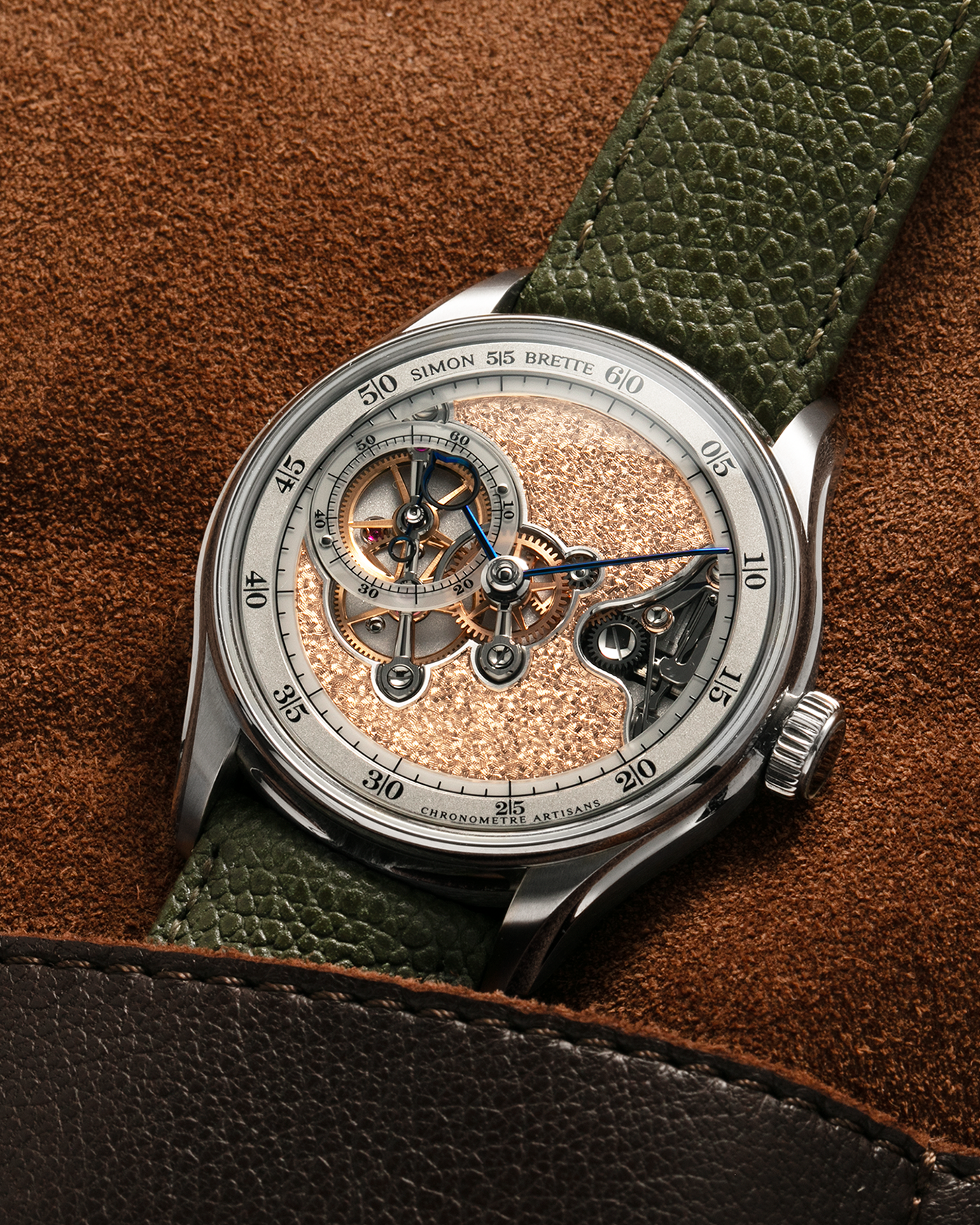 Brand: Simon Brette
Year: 2025
Model: Chronometre Artisans
Reference Number: 64.237.XXX
Material: Grade 5 Titanium
Movement: Simon Brette In-House, Manually Wound Cal. SBCA
Case Dimensions: 39mm Diameter 10.5mm Thickness
Lug Width: 20mm
Strap: Simon Brette Green Calf Leather Strap with Signed Grade 5 Titanium Tang Buckle