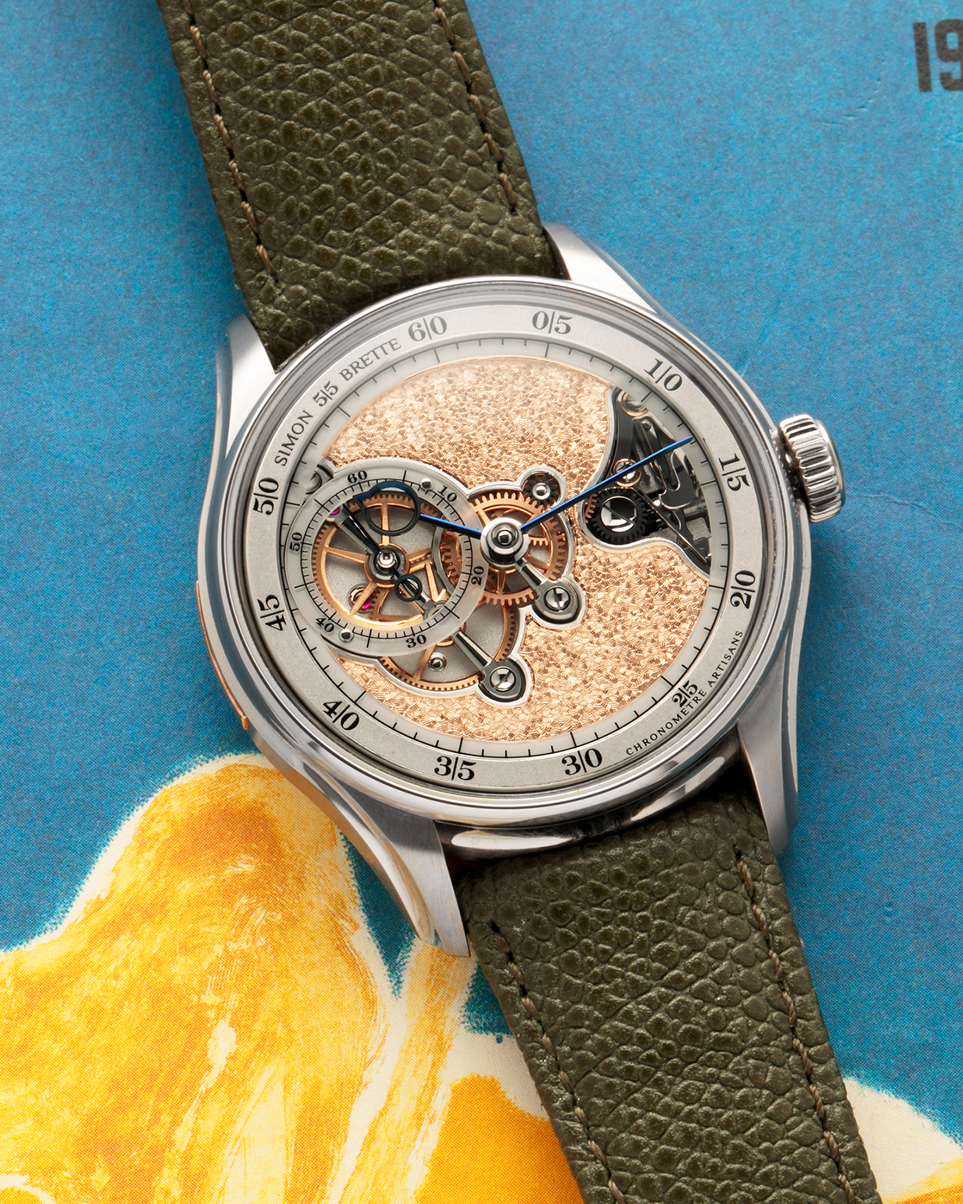 Brand: Simon Brette
Year: 2025
Model: Chronometre Artisans
Reference Number: 64.237.XXX
Material: Grade 5 Titanium
Movement: Simon Brette In-House, Manually Wound Cal. SBCA
Case Dimensions: 39mm Diameter 10.5mm Thickness
Lug Width: 20mm
Strap: Simon Brette Green Calf Leather Strap with Signed Grade 5 Titanium Tang Buckle