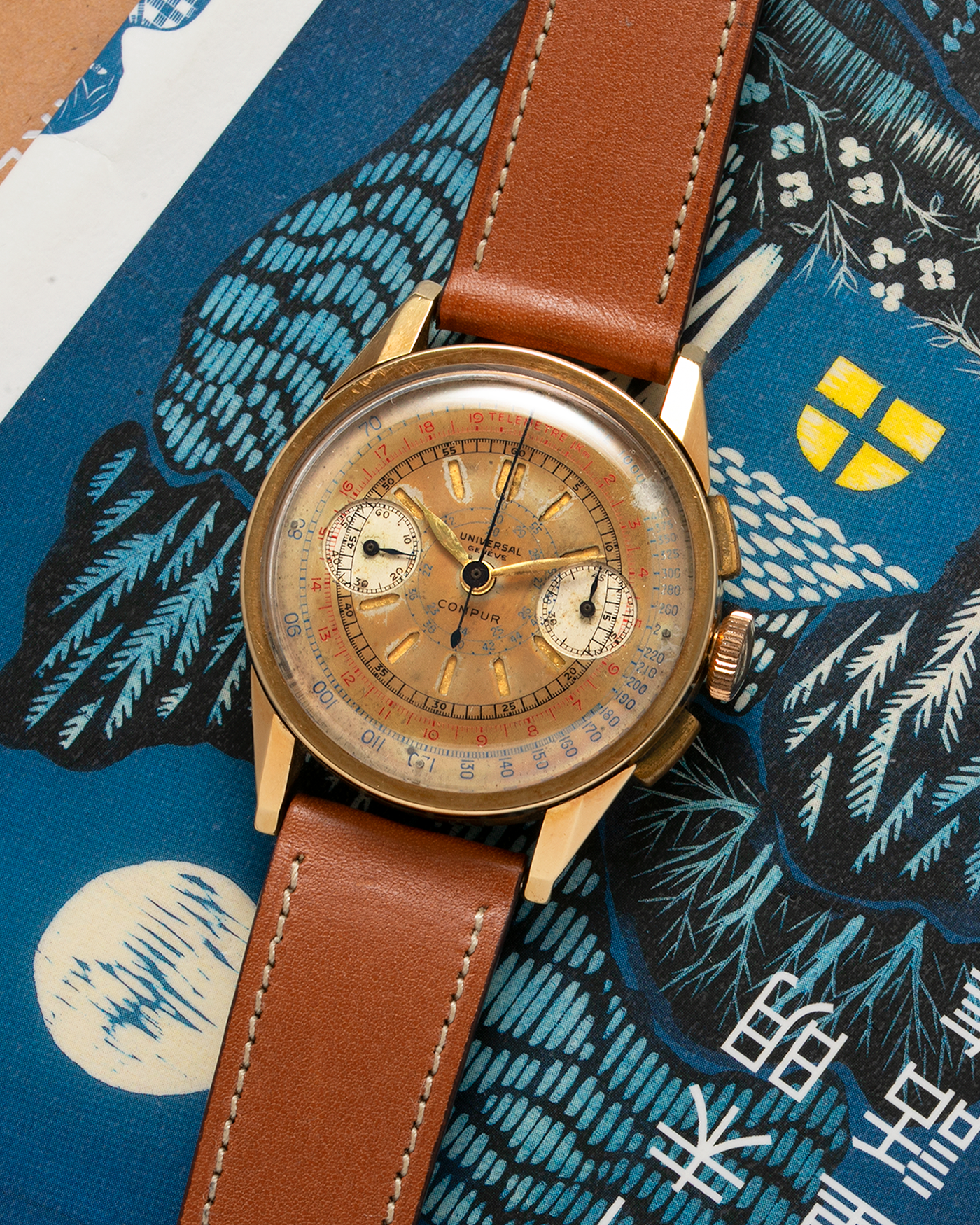 Brand: Universal Genève Year: 1930’s Model: Compur Reference Number: 5166 Case Maker: Stamped ‘Hammerhead 166’, by Henri Jeanneret in Peseux Case Number: 616378 Material: 18-carat Yellow Gold Movement: Universal Genève Cal. 285, Manual-Winding Case Diameter: 38mm Strap: Light Brown Nostime Calf Leather Strap
