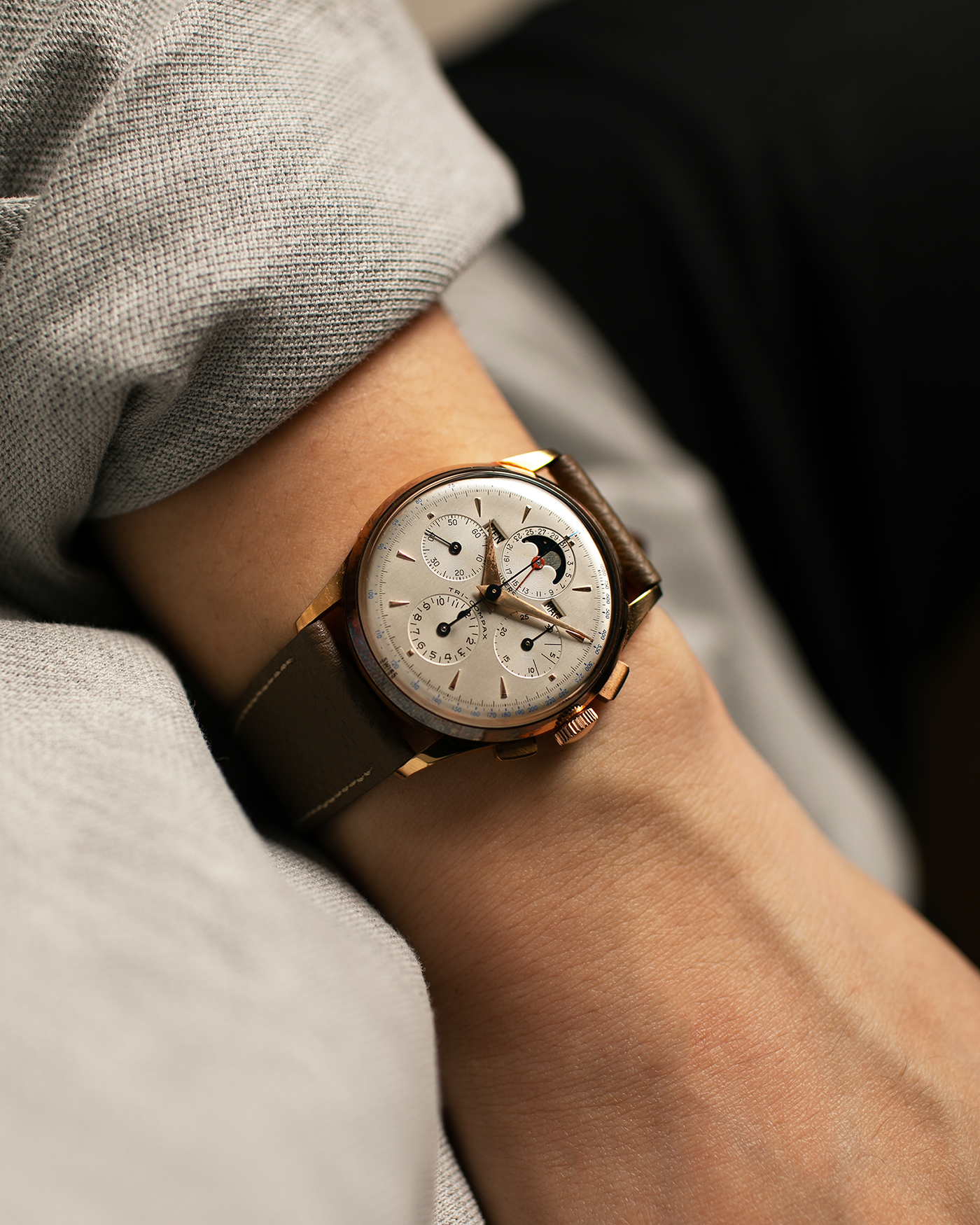 Brand: Universal Genève Year: 1950’s Reference Number: 12295 Material: 18-carat Yellow Gold Movement: Universal Genève Cal. 481, Manual-Winding Case Diameter: 35mm Lug Width: 20mm Strap: Nostime Taupe Textured Calf Strap with Generic Stainless Steel Tang Buckle