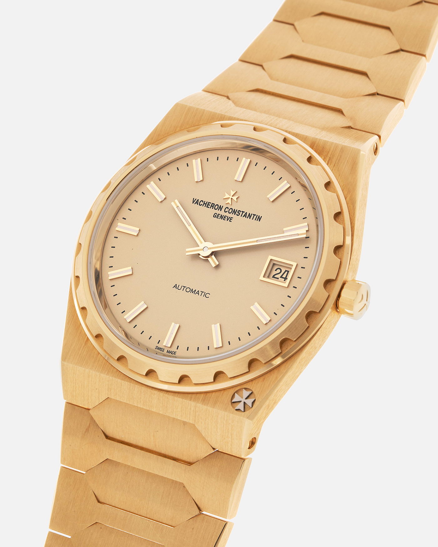 Brand: Vacheron Constantin
Year: 2022
Model: Historiques 222
Reference: 4200H/222J-B935
Material: 18-carat 3N Yellow Gold
Movement: Vacheron Constantin Cal. 2455/2, Self-Winding
Case Dimensions: 37mm x 7.95mm (Lug-to-Lug 45mm)
Bracelet: Vacheron Constantin 18-carat Yellow Gold Integrated Bracelet