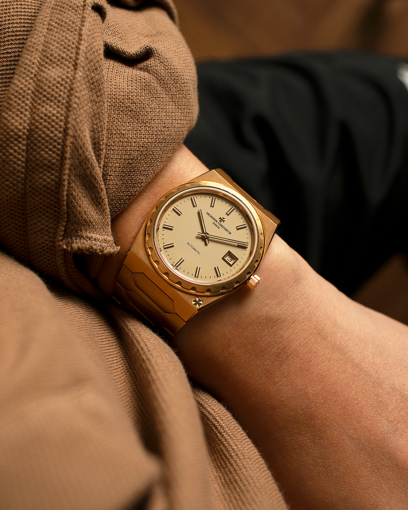 Brand: Vacheron Constantin
Year: 2022
Model: Historiques 222
Reference: 4200H/222J-B935
Material: 18-carat 3N Yellow Gold
Movement: Vacheron Constantin Cal. 2455/2, Self-Winding
Case Dimensions: 37mm x 7.95mm (Lug-to-Lug 45mm)
Bracelet: Vacheron Constantin 18-carat Yellow Gold Integrated Bracelet