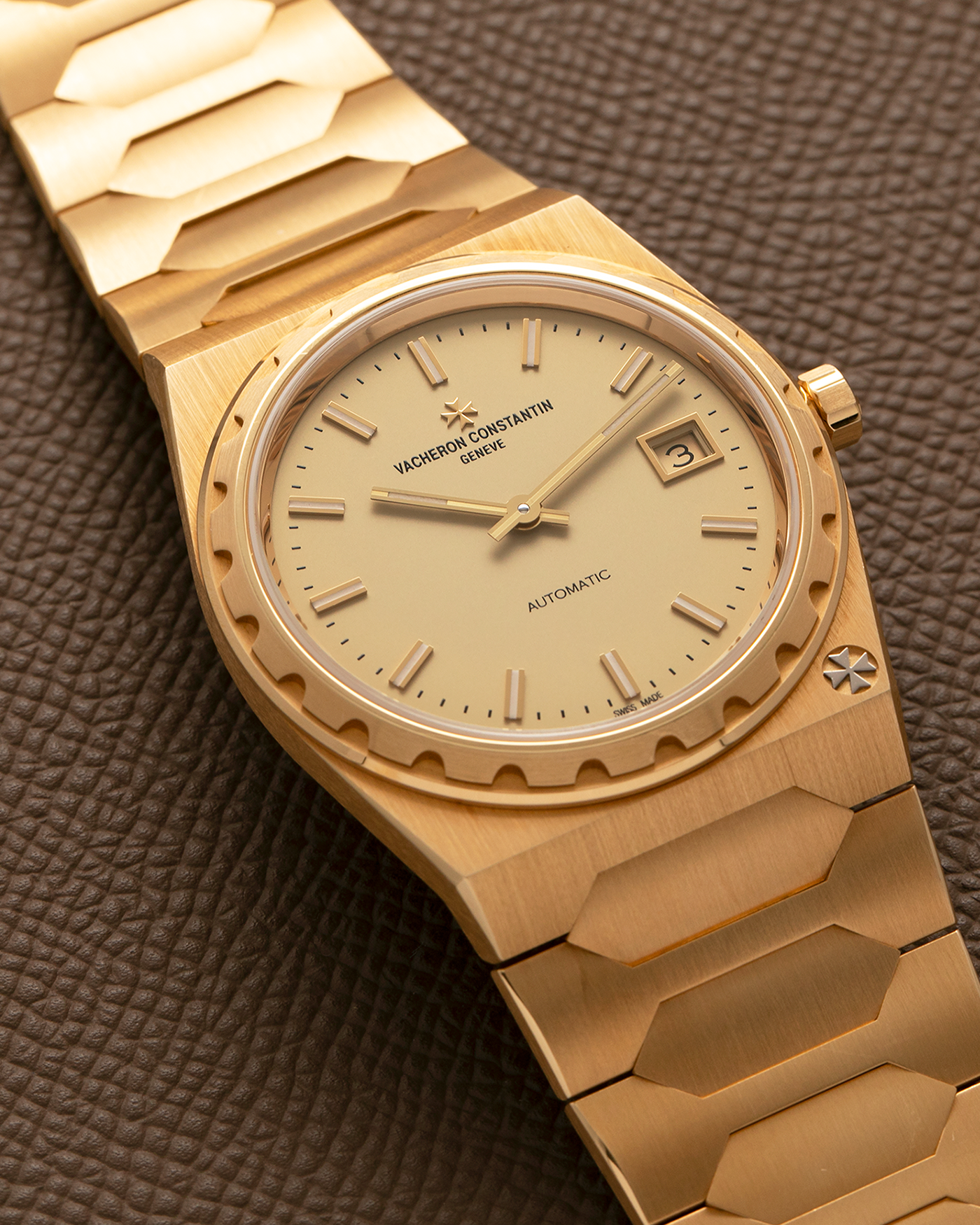 Brand: Vacheron Constantin
Year: 2022
Model: Historiques 222
Reference: 4200H/222J-B935
Material: 18-carat 3N Yellow Gold
Movement: Vacheron Constantin Cal. 2455/2, Self-Winding
Case Dimensions: 37mm x 7.95mm (Lug-to-Lug 45mm)
Bracelet: Vacheron Constantin 18-carat Yellow Gold Integrated Bracelet