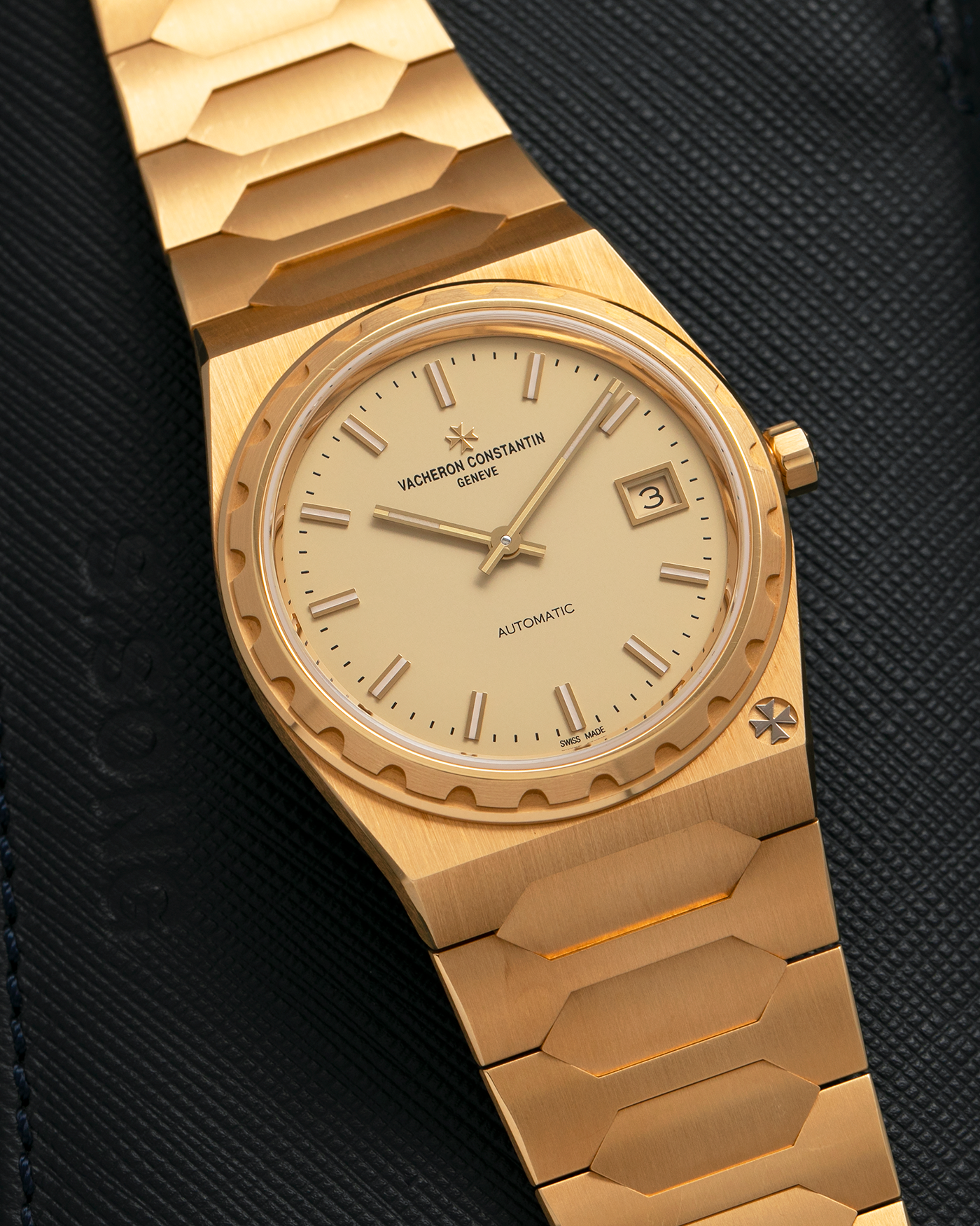 Brand: Vacheron Constantin
Year: 2022
Model: Historiques 222
Reference: 4200H/222J-B935
Material: 18-carat 3N Yellow Gold
Movement: Vacheron Constantin Cal. 2455/2, Self-Winding
Case Dimensions: 37mm x 7.95mm (Lug-to-Lug 45mm)
Bracelet: Vacheron Constantin 18-carat Yellow Gold Integrated Bracelet