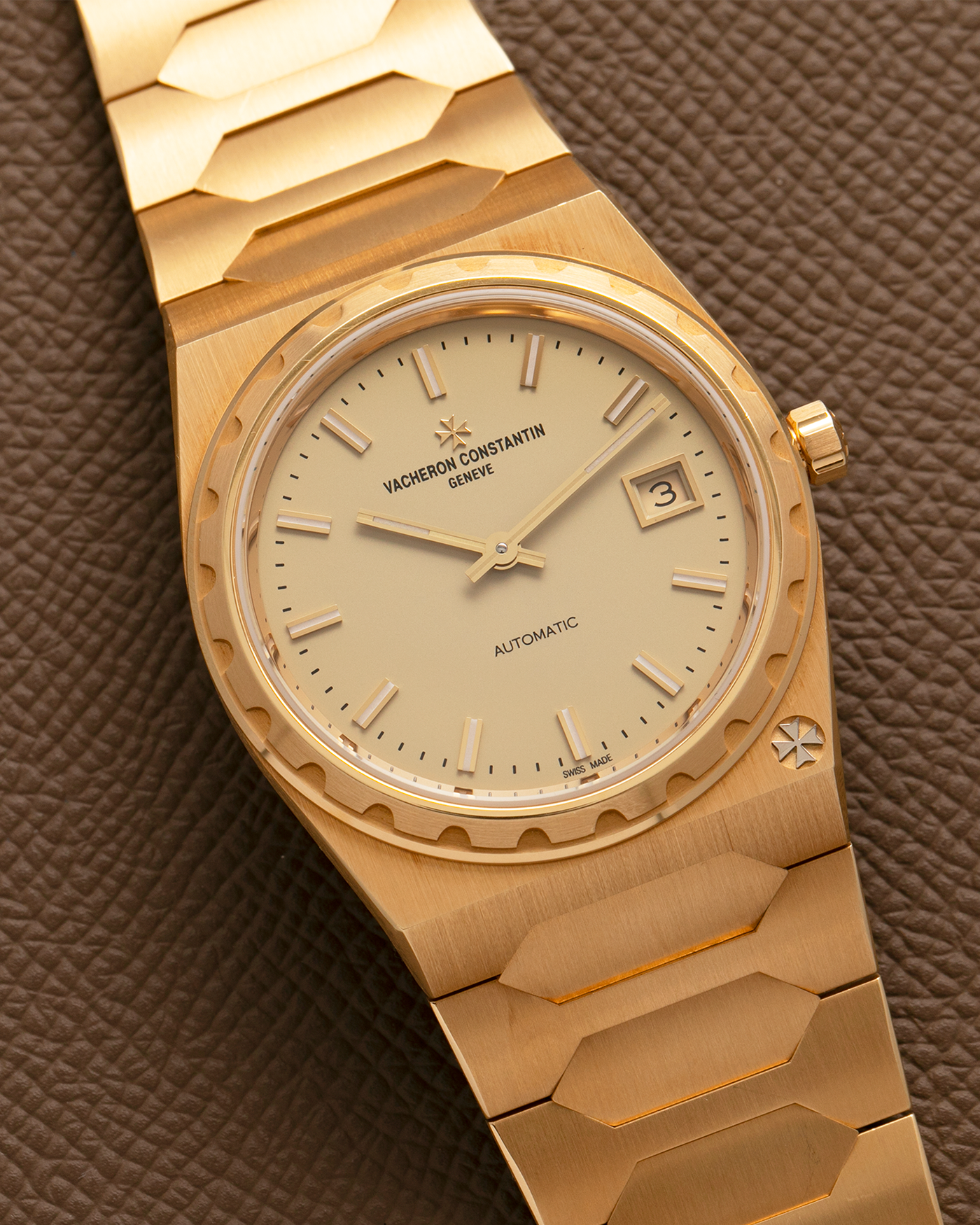 Brand: Vacheron Constantin
Year: 2022
Model: Historiques 222
Reference: 4200H/222J-B935
Material: 18-carat 3N Yellow Gold
Movement: Vacheron Constantin Cal. 2455/2, Self-Winding
Case Dimensions: 37mm x 7.95mm (Lug-to-Lug 45mm)
Bracelet: Vacheron Constantin 18-carat Yellow Gold Integrated Bracelet