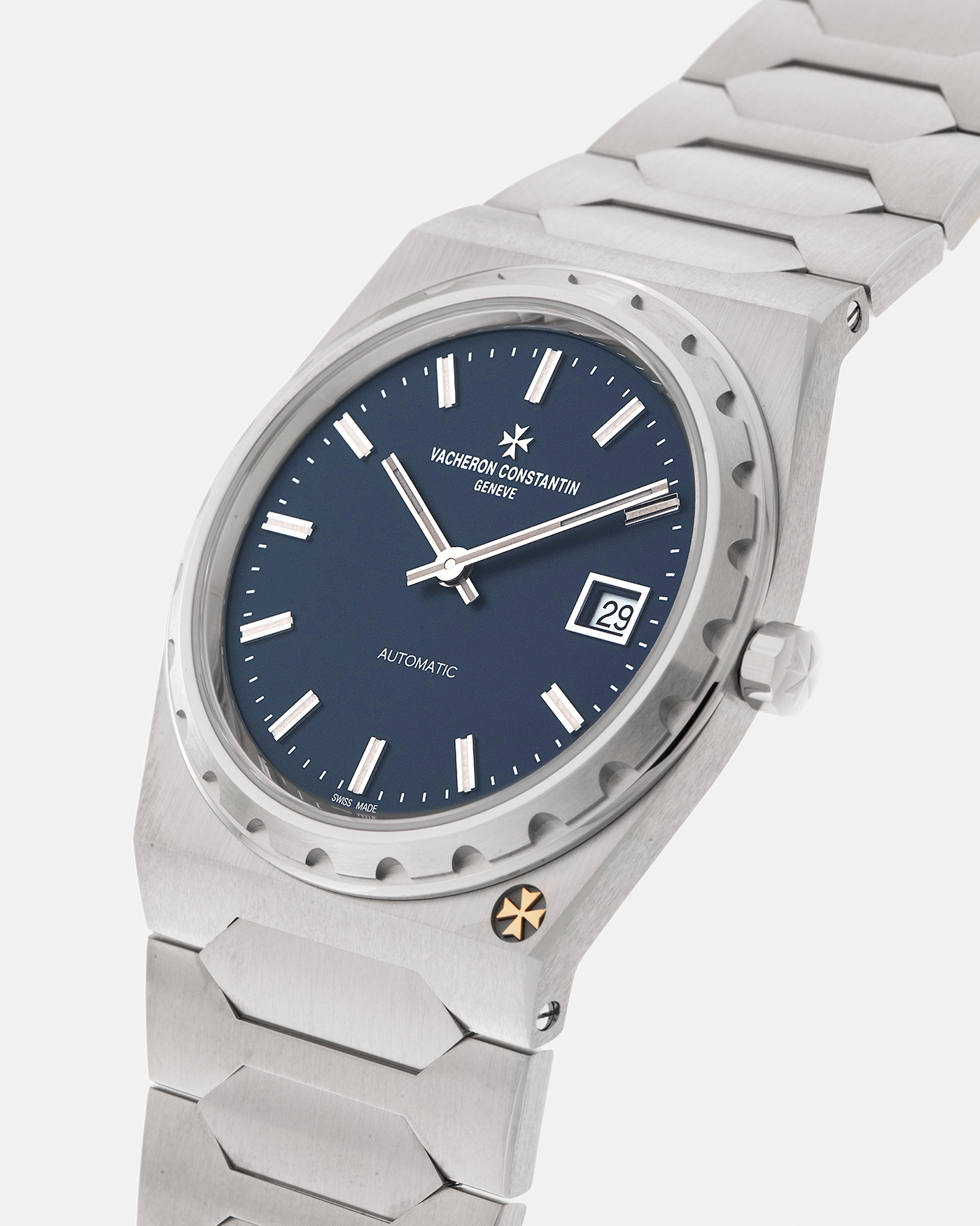 Brand: Vacheron Constantin
Year: 2025
Model: Historiques 222
Reference: 4200H/222A-B934
Material: Stainless Steel
Movement: Vacheron Constantin Cal. 2455/2, Self-Winding
Case Dimensions: 37mm x 7.95mm (Lug-to-Lug 45mm)
Bracelet: Vacheron Constantin Stainless Steel Integrated Bracelet