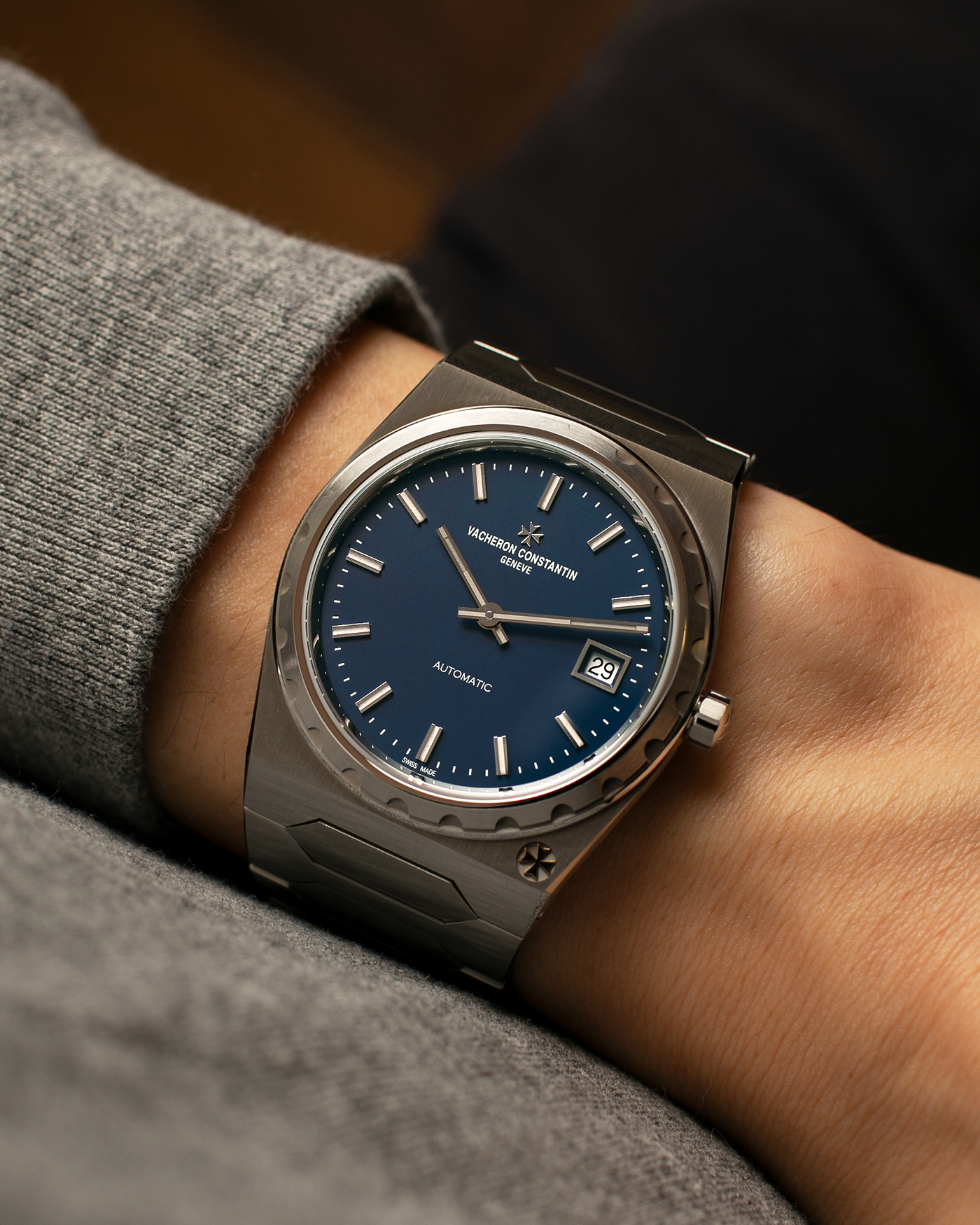 Brand: Vacheron Constantin
Year: 2025
Model: Historiques 222
Reference: 4200H/222A-B934
Material: Stainless Steel
Movement: Vacheron Constantin Cal. 2455/2, Self-Winding
Case Dimensions: 37mm x 7.95mm (Lug-to-Lug 45mm)
Bracelet: Vacheron Constantin Stainless Steel Integrated Bracelet
