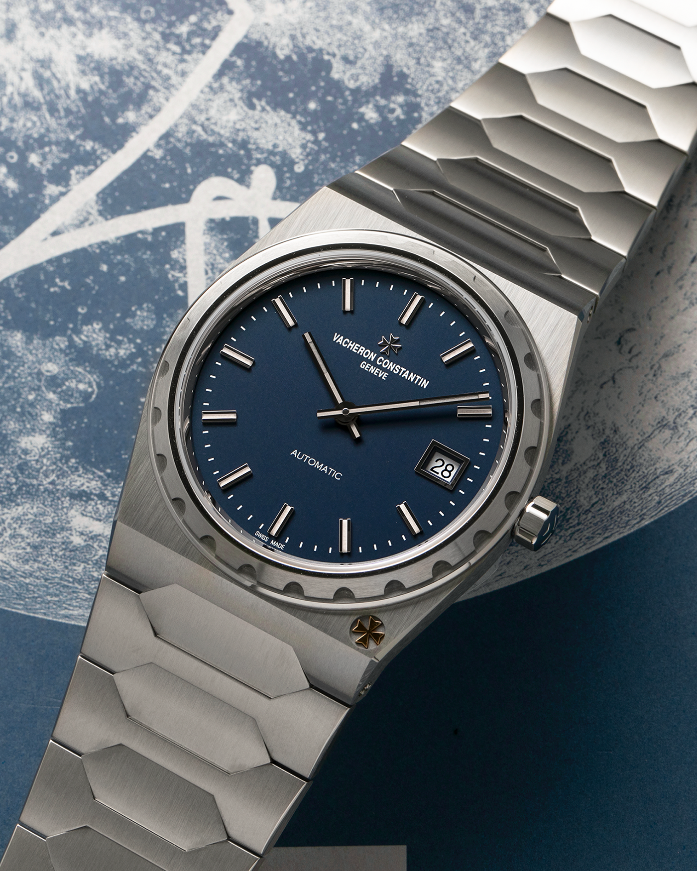 Brand: Vacheron Constantin
Year: 2025
Model: Historiques 222
Reference: 4200H/222A-B934
Material: Stainless Steel
Movement: Vacheron Constantin Cal. 2455/2, Self-Winding
Case Dimensions: 37mm x 7.95mm (Lug-to-Lug 45mm)
Bracelet: Vacheron Constantin Stainless Steel Integrated Bracelet