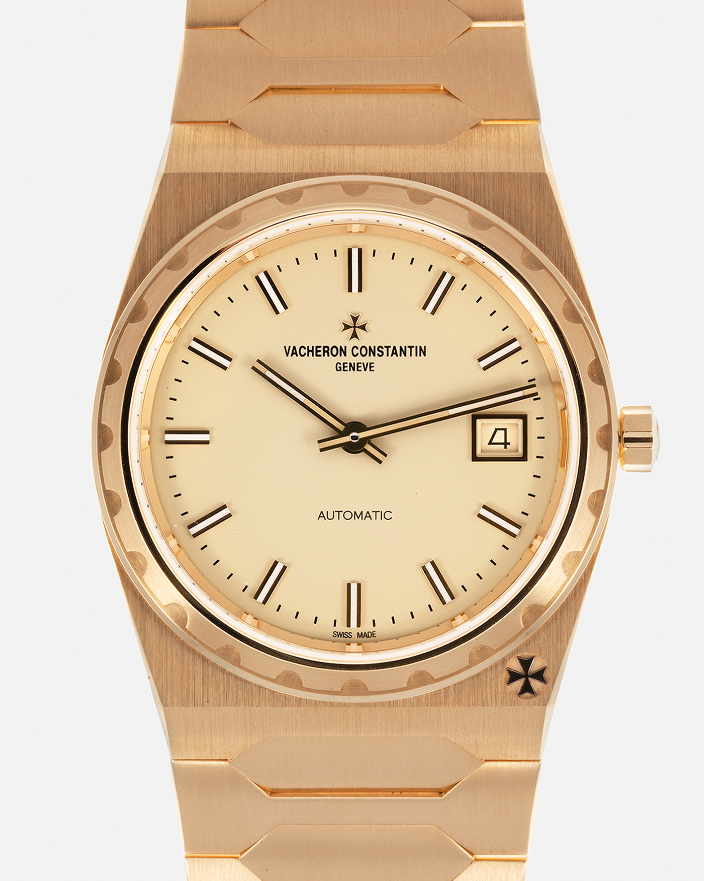 Brand: Vacheron Constantin Year: 2022 Model: Historiques Ref. 222 Reference Number: 4200H/222J-B935 Material: 18-carat 3N Yellow Gold Movement: Vacheron Constantin Cal. 2455/2, Self-Winding Case Diameter: 37mm Bracelet: Vacheron Constantin 18-carat Yellow Gold Integrated Bracelet