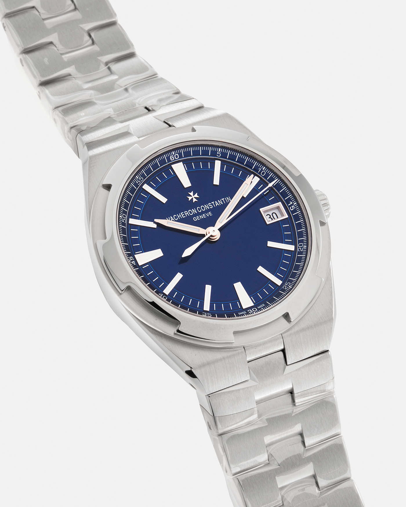 Brand: Vacheron Constantin  Year: 2021 Model: Overseas Reference Number: 4500V Material: Stainless Steel Movement: Vacheron Constantin Cal. 5500, Self-Winding Case Diameter: 41mm Bracelet/Strap: Vacheron Constantin Stainless Steel Integrated Bracelet, additional Vacheron Constantin Navy Blue Rubber Strap and Navy Blue Alligator Strap