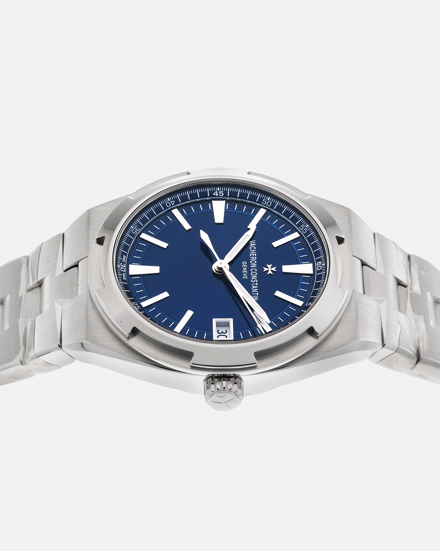 Brand: Vacheron Constantin  Year: 2021 Model: Overseas Reference Number: 4500V Material: Stainless Steel Movement: Vacheron Constantin Cal. 5500, Self-Winding Case Diameter: 41mm Bracelet/Strap: Vacheron Constantin Stainless Steel Integrated Bracelet, additional Vacheron Constantin Navy Blue Rubber Strap and Navy Blue Alligator Strap