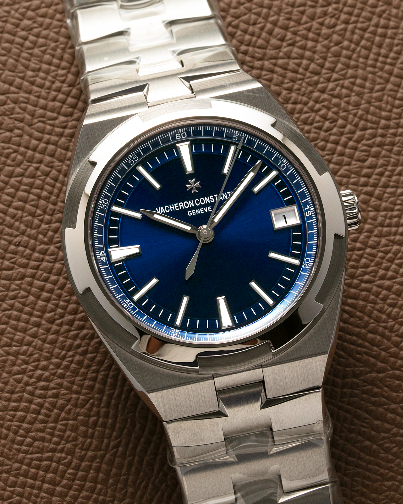 Brand: Vacheron Constantin  Year: 2021 Model: Overseas Reference Number: 4500V Material: Stainless Steel Movement: Vacheron Constantin Cal. 5500, Self-Winding Case Diameter: 41mm Bracelet/Strap: Vacheron Constantin Stainless Steel Integrated Bracelet, additional Vacheron Constantin Navy Blue Rubber Strap and Navy Blue Alligator Strap