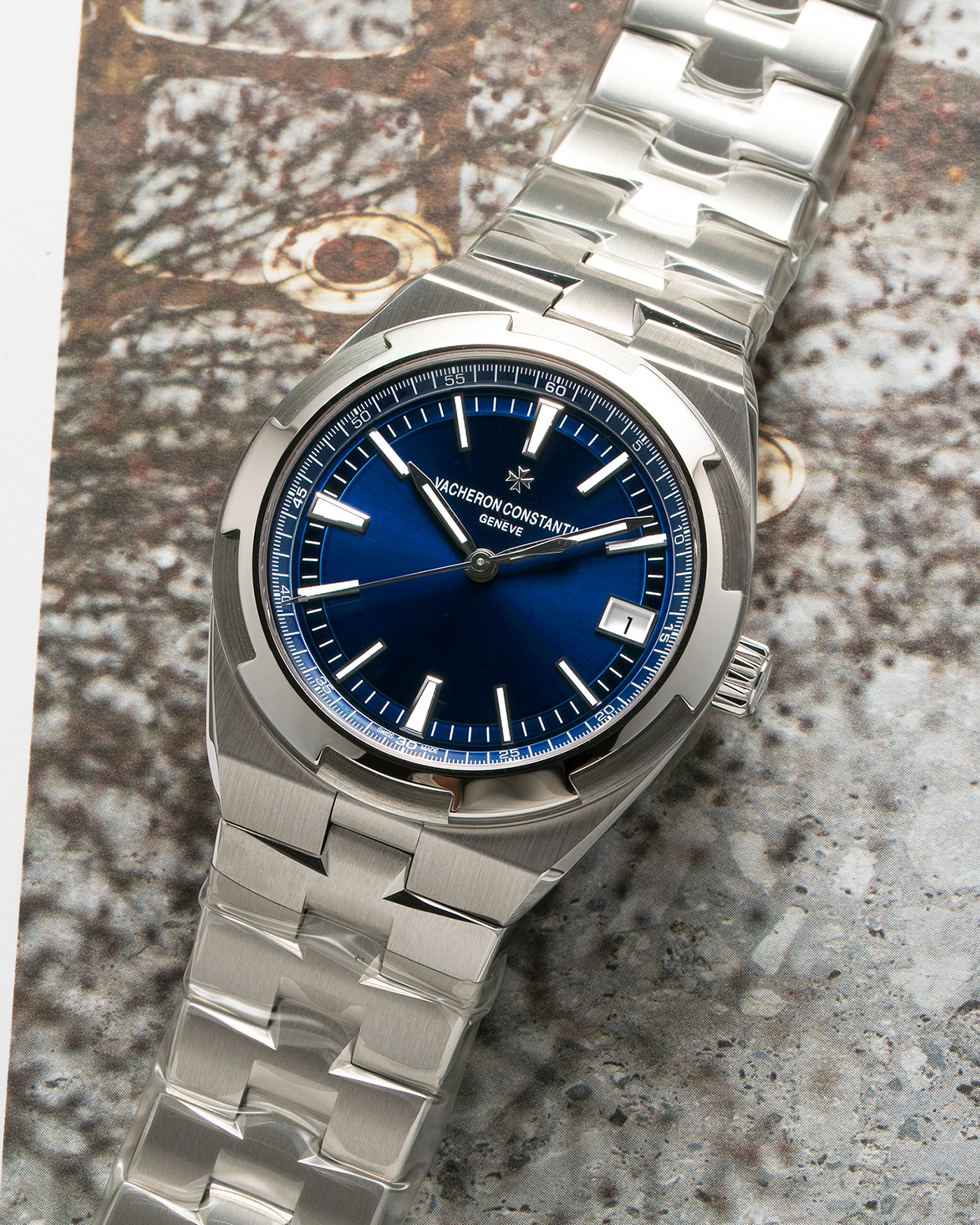 Brand: Vacheron Constantin  Year: 2021 Model: Overseas Reference Number: 4500V Material: Stainless Steel Movement: Vacheron Constantin Cal. 5500, Self-Winding Case Diameter: 41mm Bracelet/Strap: Vacheron Constantin Stainless Steel Integrated Bracelet, additional Vacheron Constantin Navy Blue Rubber Strap and Navy Blue Alligator Strap
