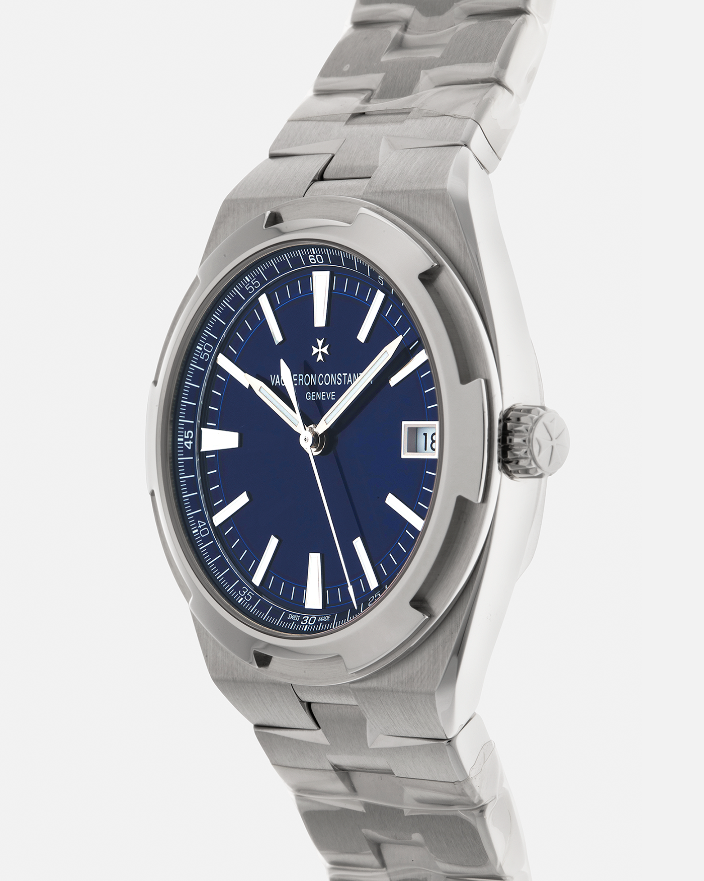 Brand: Vacheron Constantin 
Year: 2021
Model: Overseas
Reference Number: 4500V
Material: Stainless Steel
Movement: Vacheron Constantin Cal. 5500, Self-Winding
Case Diameter: 41mm
Bracelet/Strap: Vacheron Constantin Stainless Steel Integrated Bracelet, additional Vacheron Constantin Navy Blue Rubber Strap and Navy Blue Alligator Strap