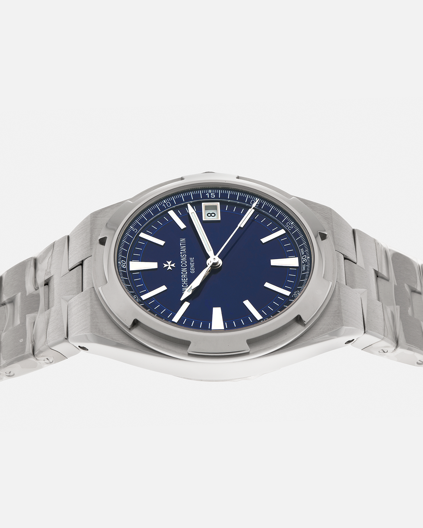 Brand: Vacheron Constantin 
Year: 2021
Model: Overseas
Reference Number: 4500V
Material: Stainless Steel
Movement: Vacheron Constantin Cal. 5500, Self-Winding
Case Diameter: 41mm
Bracelet/Strap: Vacheron Constantin Stainless Steel Integrated Bracelet, additional Vacheron Constantin Navy Blue Rubber Strap and Navy Blue Alligator Strap