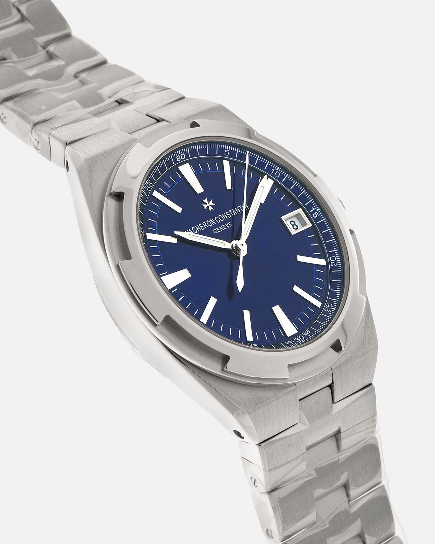 Brand: Vacheron Constantin 
Year: 2021
Model: Overseas
Reference Number: 4500V
Material: Stainless Steel
Movement: Vacheron Constantin Cal. 5500, Self-Winding
Case Diameter: 41mm
Bracelet/Strap: Vacheron Constantin Stainless Steel Integrated Bracelet, additional Vacheron Constantin Navy Blue Rubber Strap and Navy Blue Alligator Strap