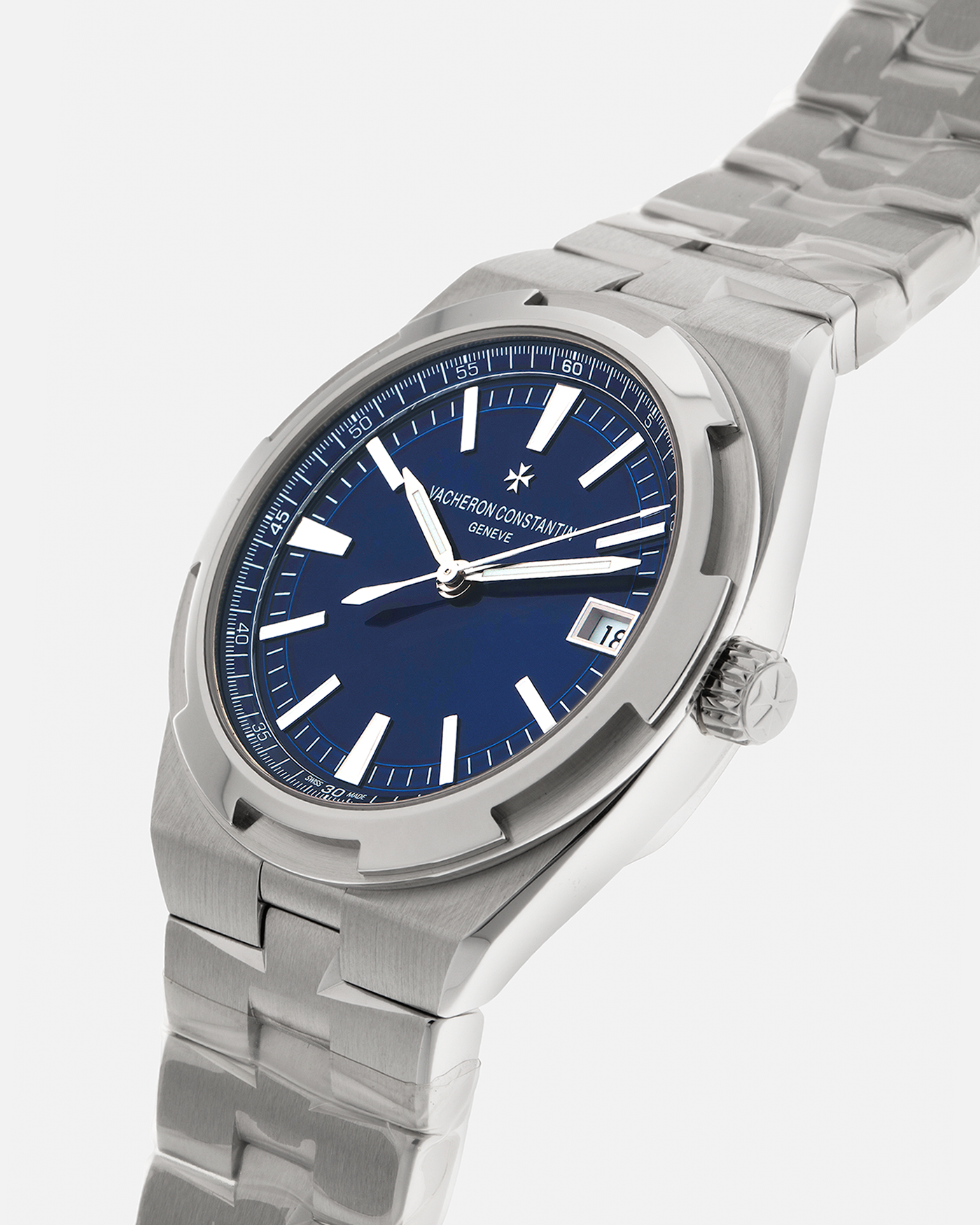 Brand: Vacheron Constantin 
Year: 2021
Model: Overseas
Reference Number: 4500V
Material: Stainless Steel
Movement: Vacheron Constantin Cal. 5500, Self-Winding
Case Diameter: 41mm
Bracelet/Strap: Vacheron Constantin Stainless Steel Integrated Bracelet, additional Vacheron Constantin Navy Blue Rubber Strap and Navy Blue Alligator Strap