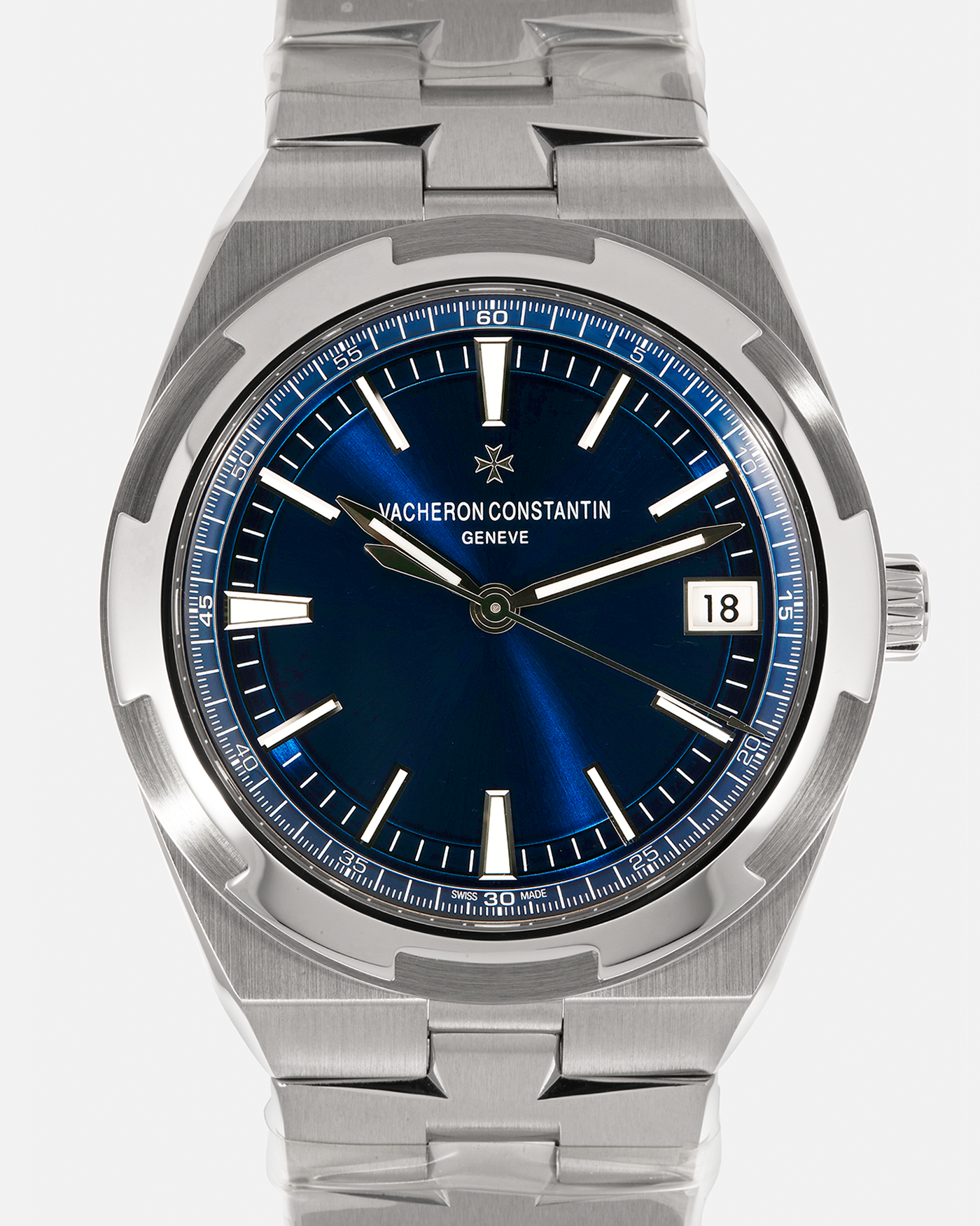 Brand: Vacheron Constantin 
Year: 2021
Model: Overseas
Reference Number: 4500V
Material: Stainless Steel
Movement: Vacheron Constantin Cal. 5500, Self-Winding
Case Diameter: 41mm
Bracelet/Strap: Vacheron Constantin Stainless Steel Integrated Bracelet, additional Vacheron Constantin Navy Blue Rubber Strap and Navy Blue Alligator Strap