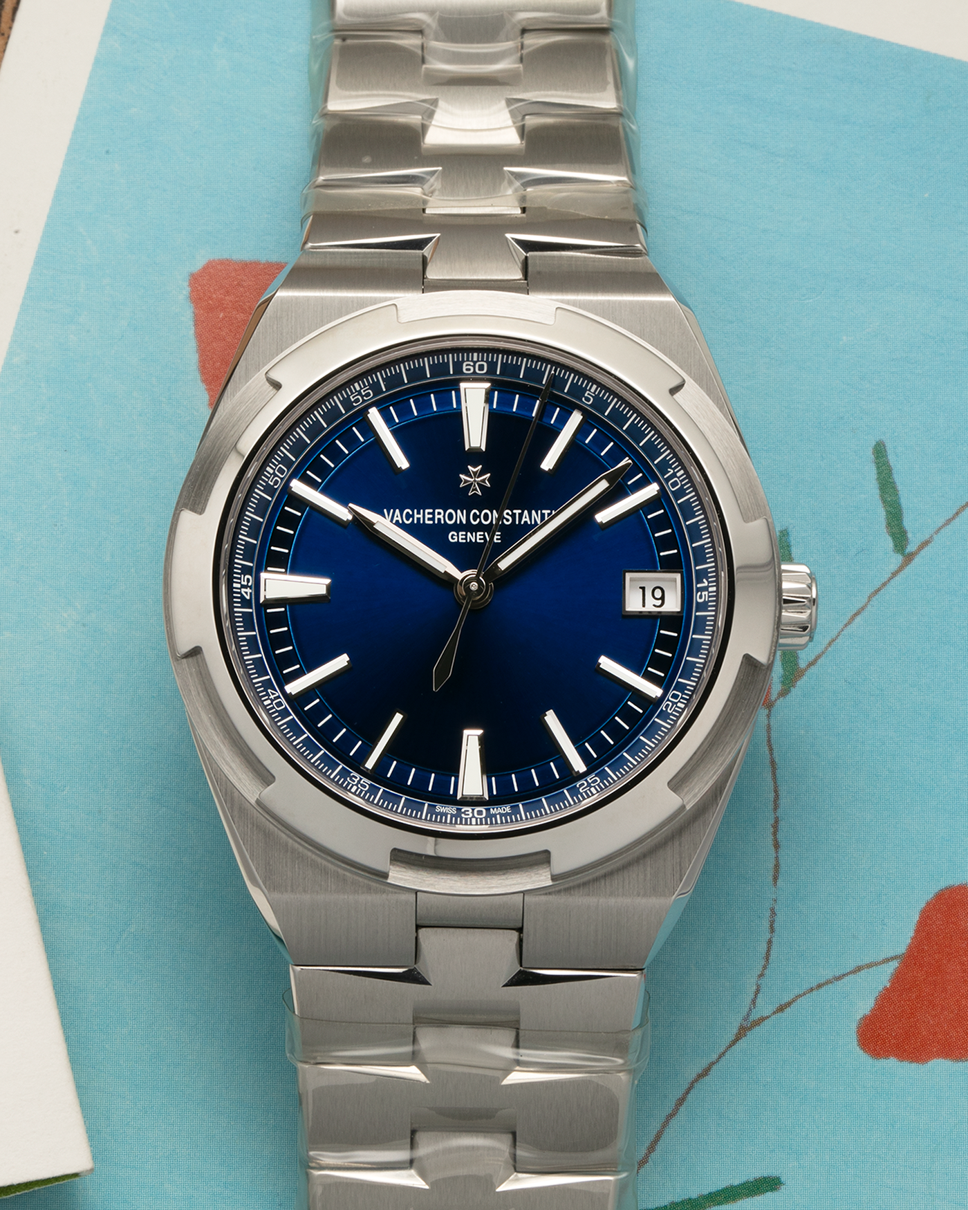 Brand: Vacheron Constantin 
Year: 2021
Model: Overseas
Reference Number: 4500V
Material: Stainless Steel
Movement: Vacheron Constantin Cal. 5500, Self-Winding
Case Diameter: 41mm
Bracelet/Strap: Vacheron Constantin Stainless Steel Integrated Bracelet, additional Vacheron Constantin Navy Blue Rubber Strap and Navy Blue Alligator Strap