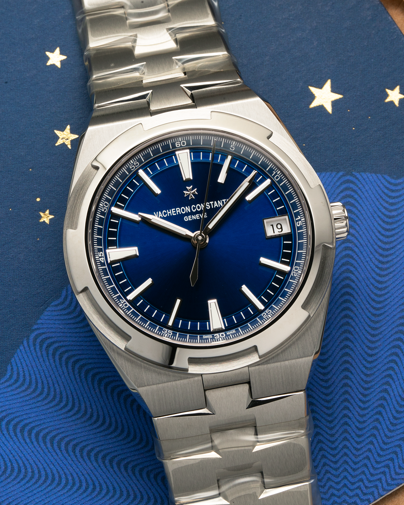 Brand: Vacheron Constantin 
Year: 2021
Model: Overseas
Reference Number: 4500V
Material: Stainless Steel
Movement: Vacheron Constantin Cal. 5500, Self-Winding
Case Diameter: 41mm
Bracelet/Strap: Vacheron Constantin Stainless Steel Integrated Bracelet, additional Vacheron Constantin Navy Blue Rubber Strap and Navy Blue Alligator Strap