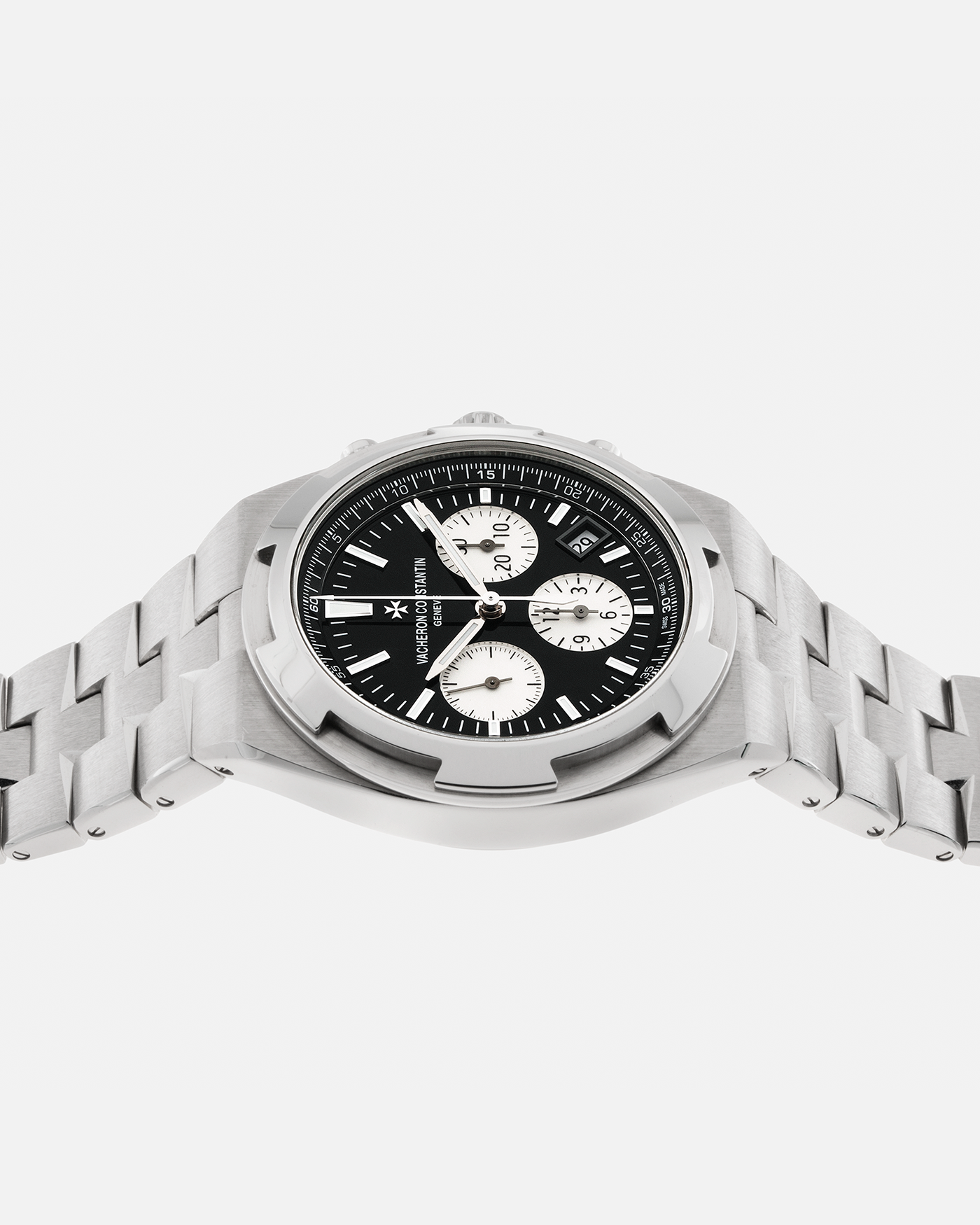 Brand: Vacheron Constantin Year: 2020 Model: Overseas Chronograph Black Reference Number: 5500V Material: Stainless Steel Movement: Vacheron Constantin Cal. 5200, Self-Winding Case Dimensions: 42.5mm x 13.7mm Bracelet / Strap: Vacheron Constantin Stainless Steel Integrated Bracelet, additional Vacheron Constantin Black Rubber Strap and Black Crocodile Strap with Signed Stainless Steel Deployant Clasp