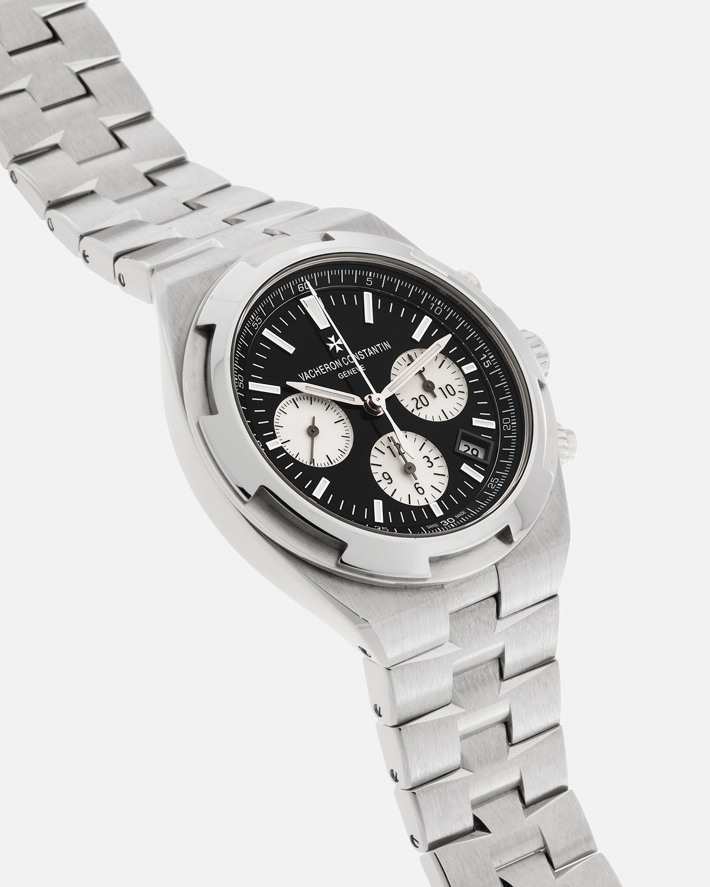 Brand: Vacheron Constantin Year: 2020 Model: Overseas Chronograph Black Reference Number: 5500V Material: Stainless Steel Movement: Vacheron Constantin Cal. 5200, Self-Winding Case Dimensions: 42.5mm x 13.7mm Bracelet / Strap: Vacheron Constantin Stainless Steel Integrated Bracelet, additional Vacheron Constantin Black Rubber Strap and Black Crocodile Strap with Signed Stainless Steel Deployant Clasp