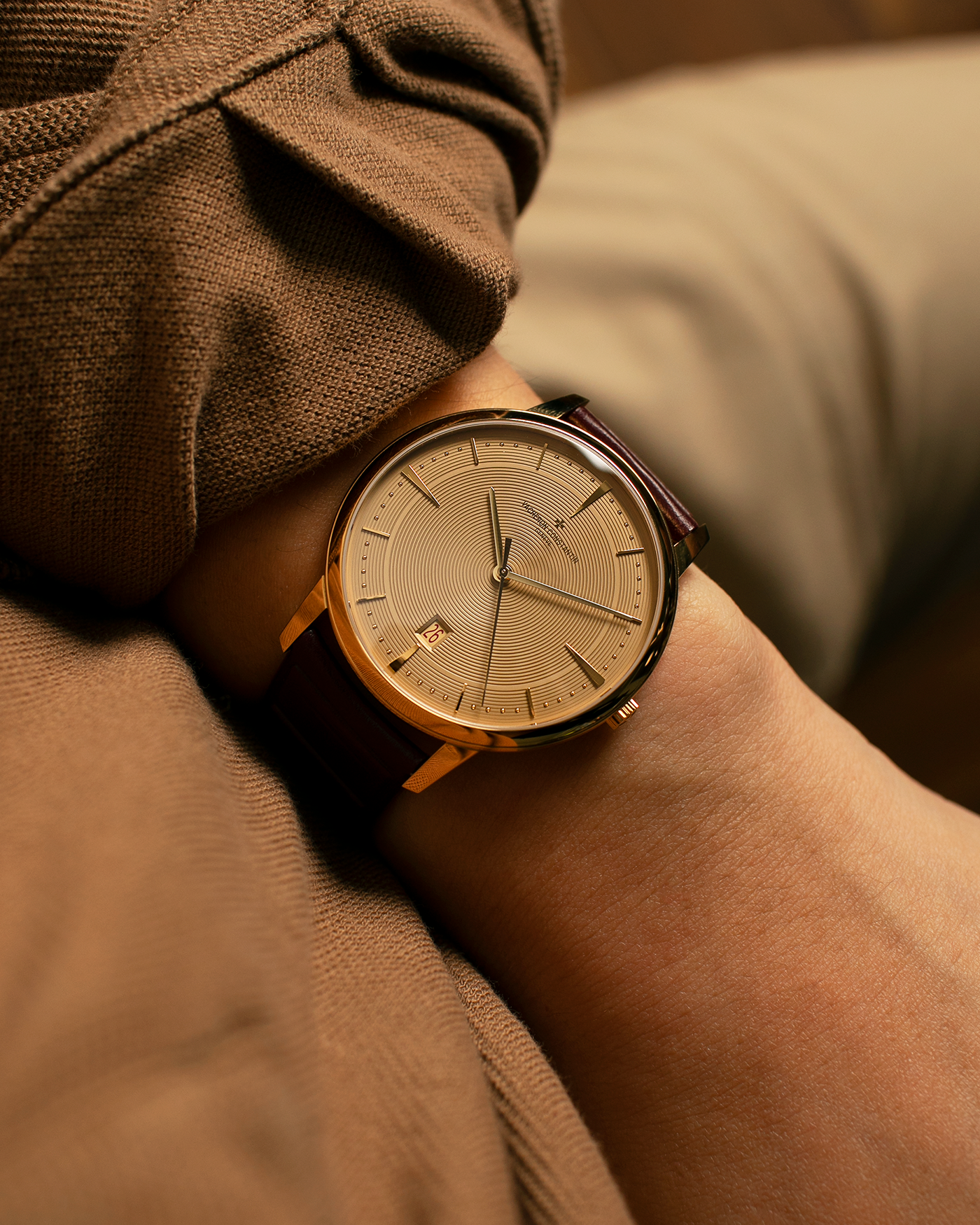 Brand: Vacheron Constantin
Year: 2024
Model: Patrimony Ora ïto 20th Anniversary, Limited to 100 Pieces
Reference: 85180/000J-H069
Material: 18-carat Yellow Gold
Movement: Vacheron Constantin Cal. 2450 Q6, Self-Winding
Case Dimensions: 40mm x 8.55mm (Lug-to-Lug 47mm)
Lug Width: 20mm
Strap: Vacheron Constantin Burgundy Embossed Calf Leather with Signed 18-carat Yellow Gold Tang Buckle