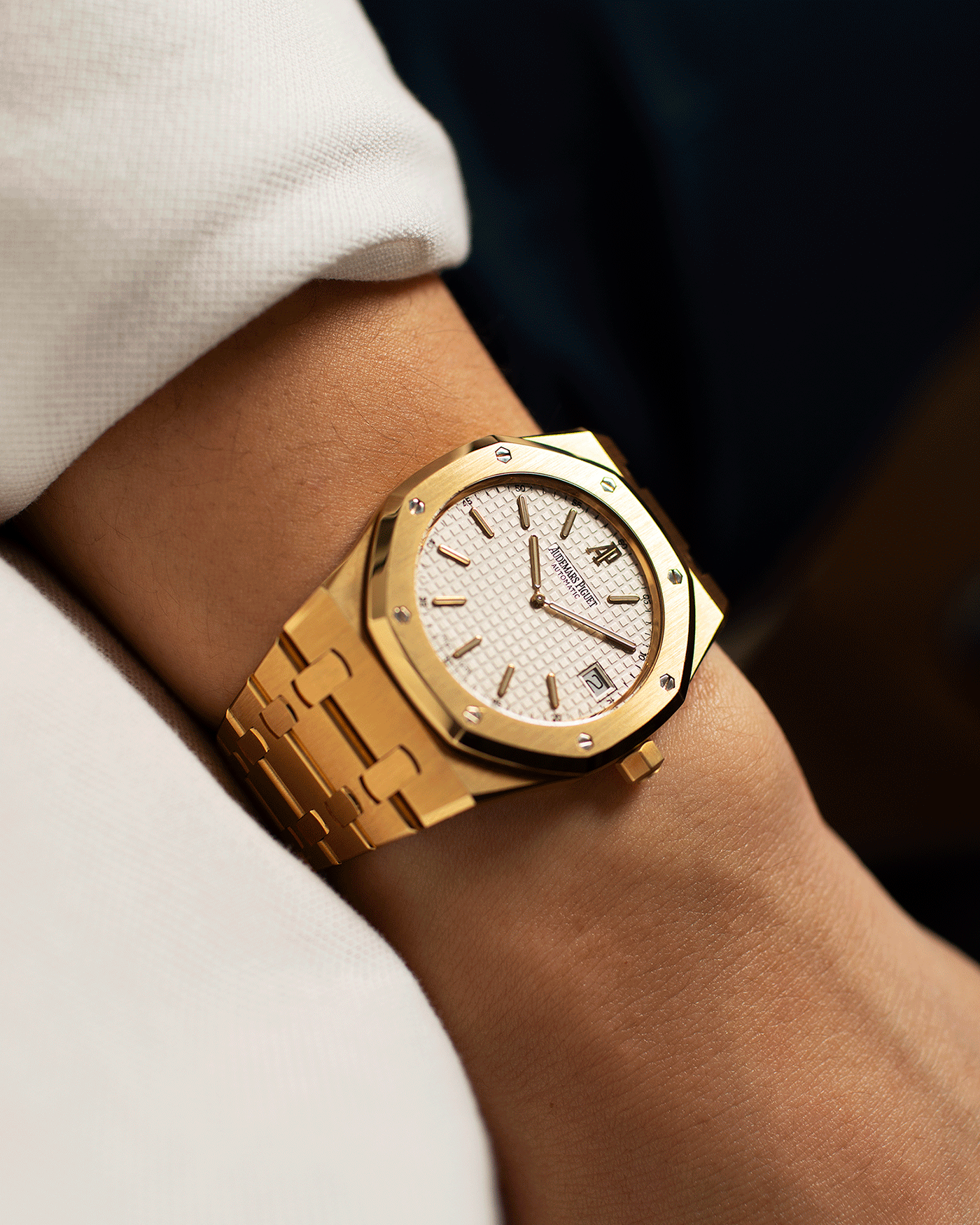 Brand: Audemars Piguet Year: 2006 Model: Royal Oak Reference Number: 15202BA Material: 18k Yellow Gold Movement: Cal 2121 Case Diameter: 39mm Bracelet: Audemars Piguet Integrated 18k Yellow Gold Bracelet