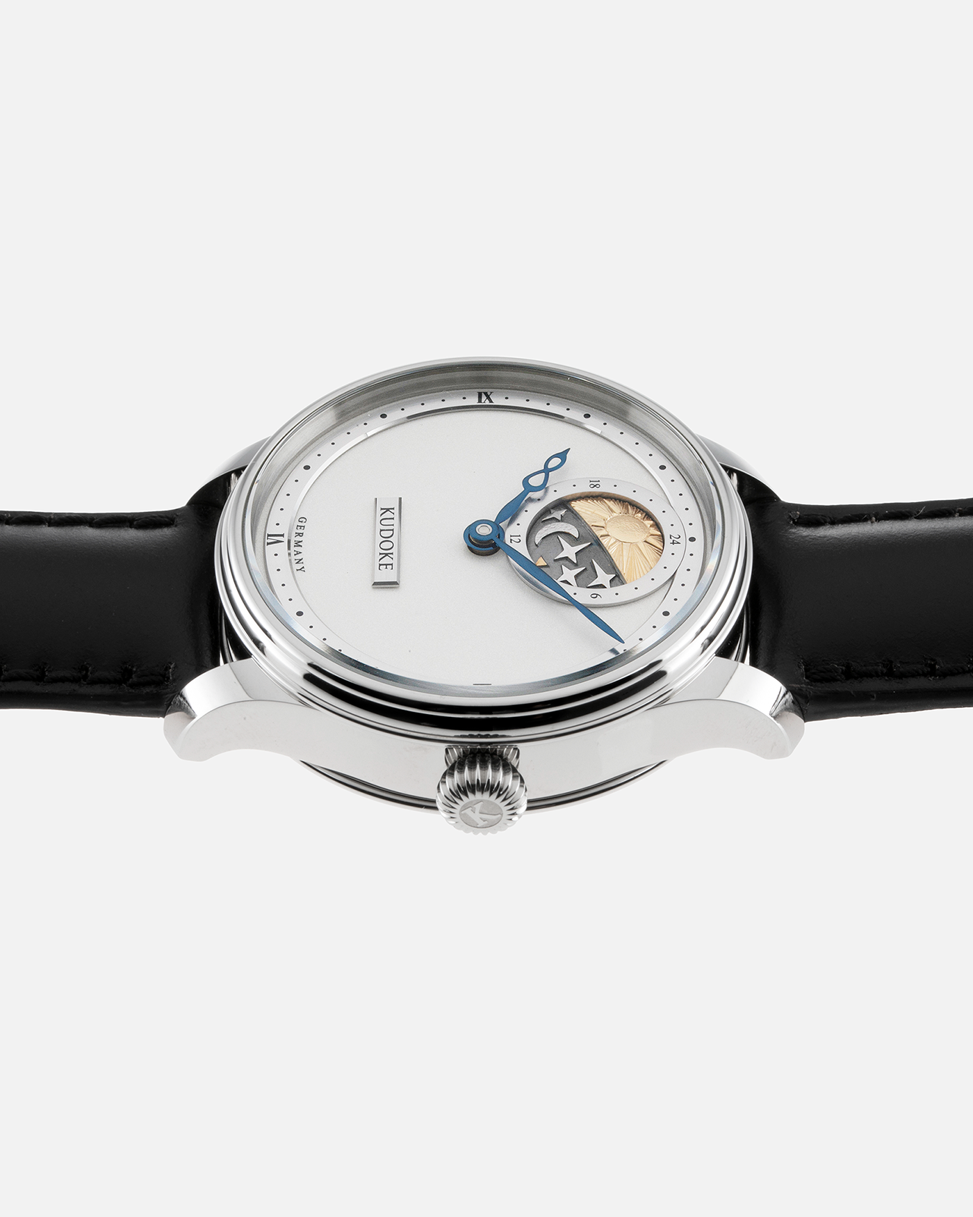Brand: Kudoke Year: 2022 Model: Kudoke 2 Material: Stainless Steel Movement: In-house Kaliber 1-24H, Manual-Winding Case Diameter: 39mm Bracelet/Strap: Black Kudoke Shell Cordovan Strap with Signed Stainless Steel Tang Buckle