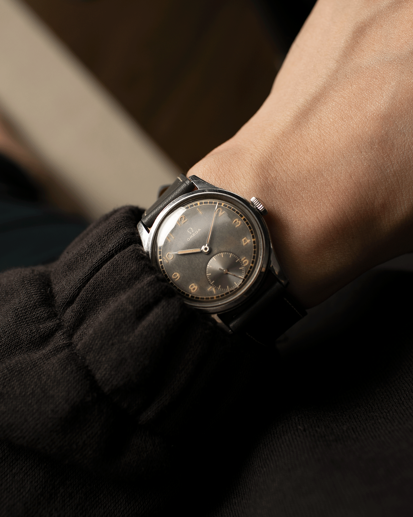 Brand: Omega Year: Approx 1944 Reference Number: 2400-4 Serial Number: 1057XXXX Material: Stainless Steel Movement: Omega 30T2 Case Diameter: 35mm Lug Width: 18mm Bracelet: Nostime Elephant Grey Smooth Calf