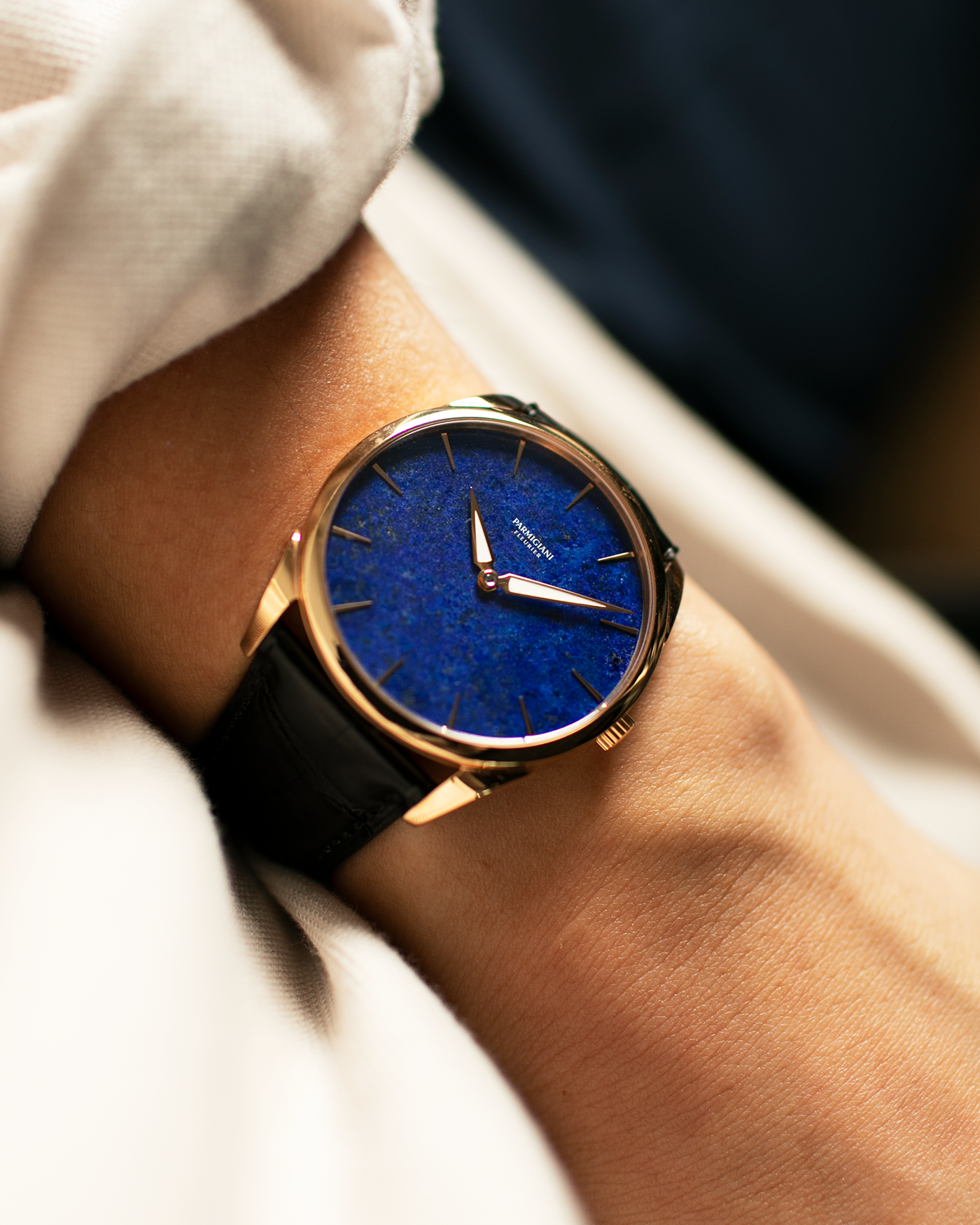 Brand: Parmigiani Fleurier Year: 2022 Model: Tonda 1950 Pisa Edition Lapis Lazuli Material: 18k Rose Gold Movement: In-House PF 701 Micro Rotor Case Diameter: 39mm Strap: Parmigiani Black Alligator with 18k Rose Gold Tang Buckle