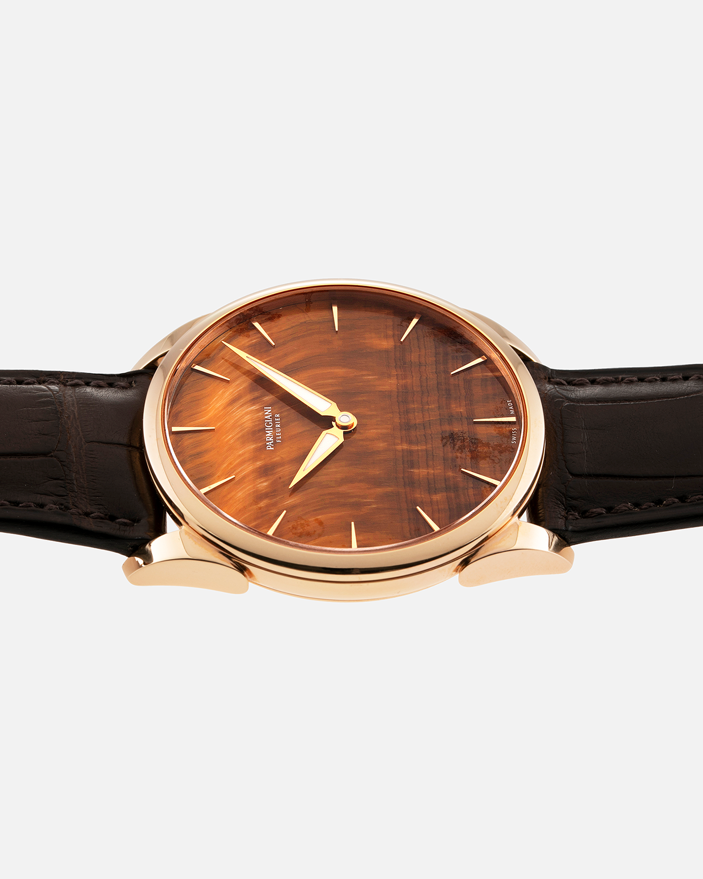 Brand: Parmigiani Fleurier Year: 2022 Model: Tonda 1950 Pisa Edition Tiger Eye Material: 18k Rose Gold Movement: In-House PF 701 Micro Rotor Case Diameter: 39mm Strap: Parmigiani Dark Brown Alligator with 18k Rose Gold Tang Buckle