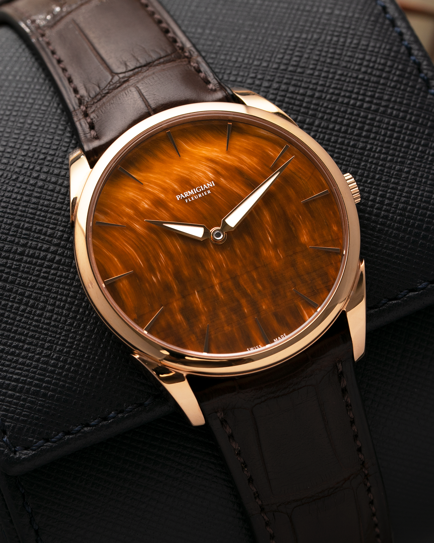 Brand: Parmigiani Fleurier Year: 2022 Model: Tonda 1950 Pisa Edition Tiger Eye Material: 18k Rose Gold Movement: In-House PF 701 Micro Rotor Case Diameter: 39mm Strap: Parmigiani Dark Brown Alligator with 18k Rose Gold Tang Buckle