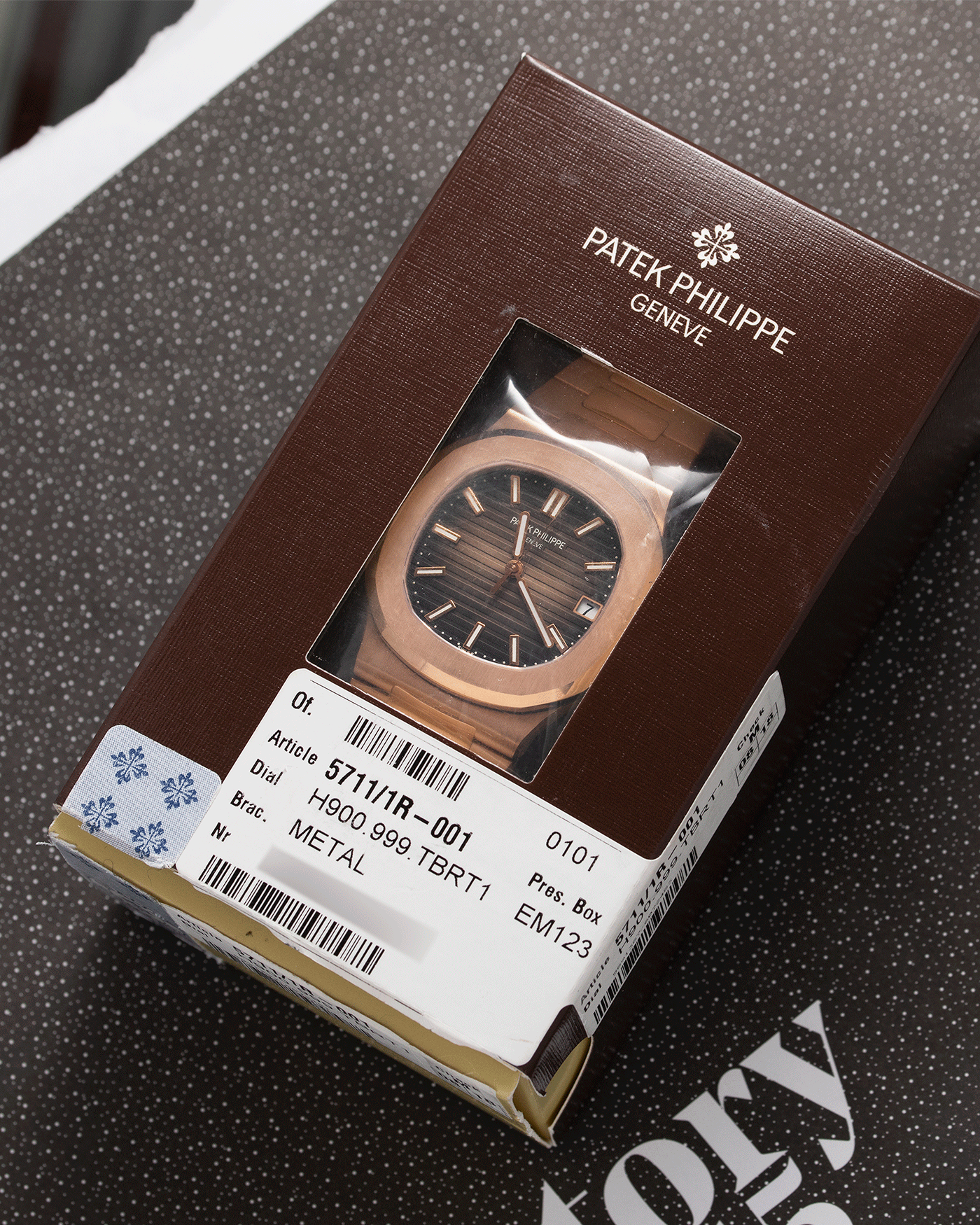 Brand: Patek Philippe Year: 2015 Model: Nautilus Reference Number: 5711R Material: 18k Rose Gold Movement: Calibre 324SC Case Diameter: 40mm Bracelet: 18k Rose Gold Patek Philippe Integrated Stainless Steel Bracelet