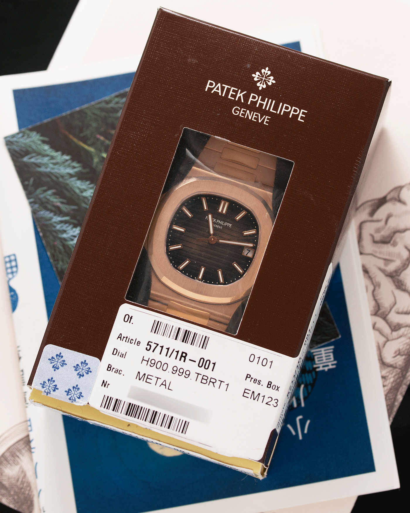 Brand: Patek Philippe Year: 2015 Model: Nautilus Reference Number: 5711R Material: 18k Rose Gold Movement: Calibre 324SC Case Diameter: 40mm Bracelet: 18k Rose Gold Patek Philippe Integrated Stainless Steel Bracelet