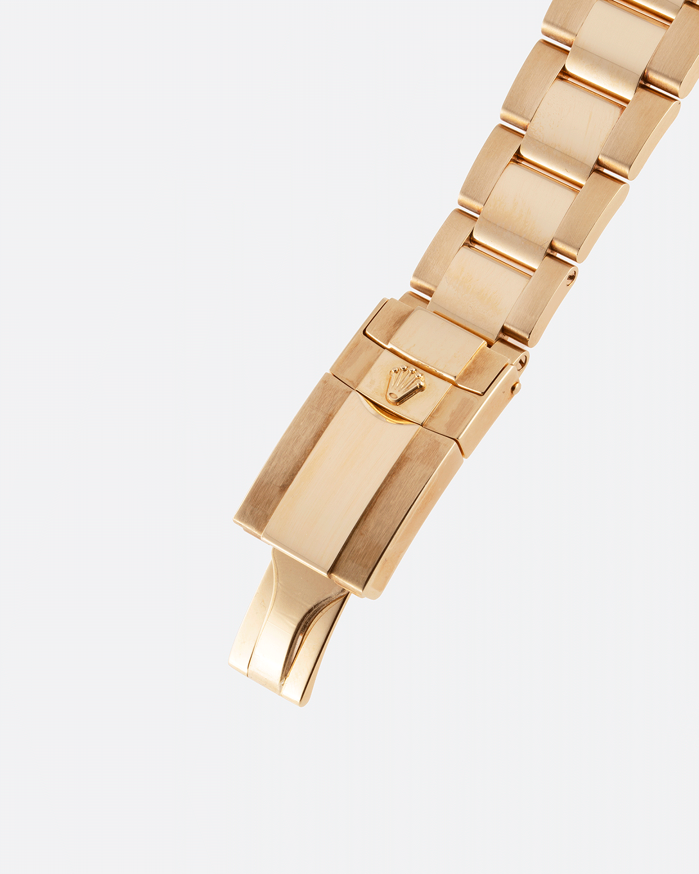 Brand: Rolex Year: 2009 Model: Daytona Reference: 116528 Material: 18k Yellow Gold Movement: Calibre 4130 Case Diameter: 40mm Strap: 18k Yellow Gold Rolex Oyster Bracelet