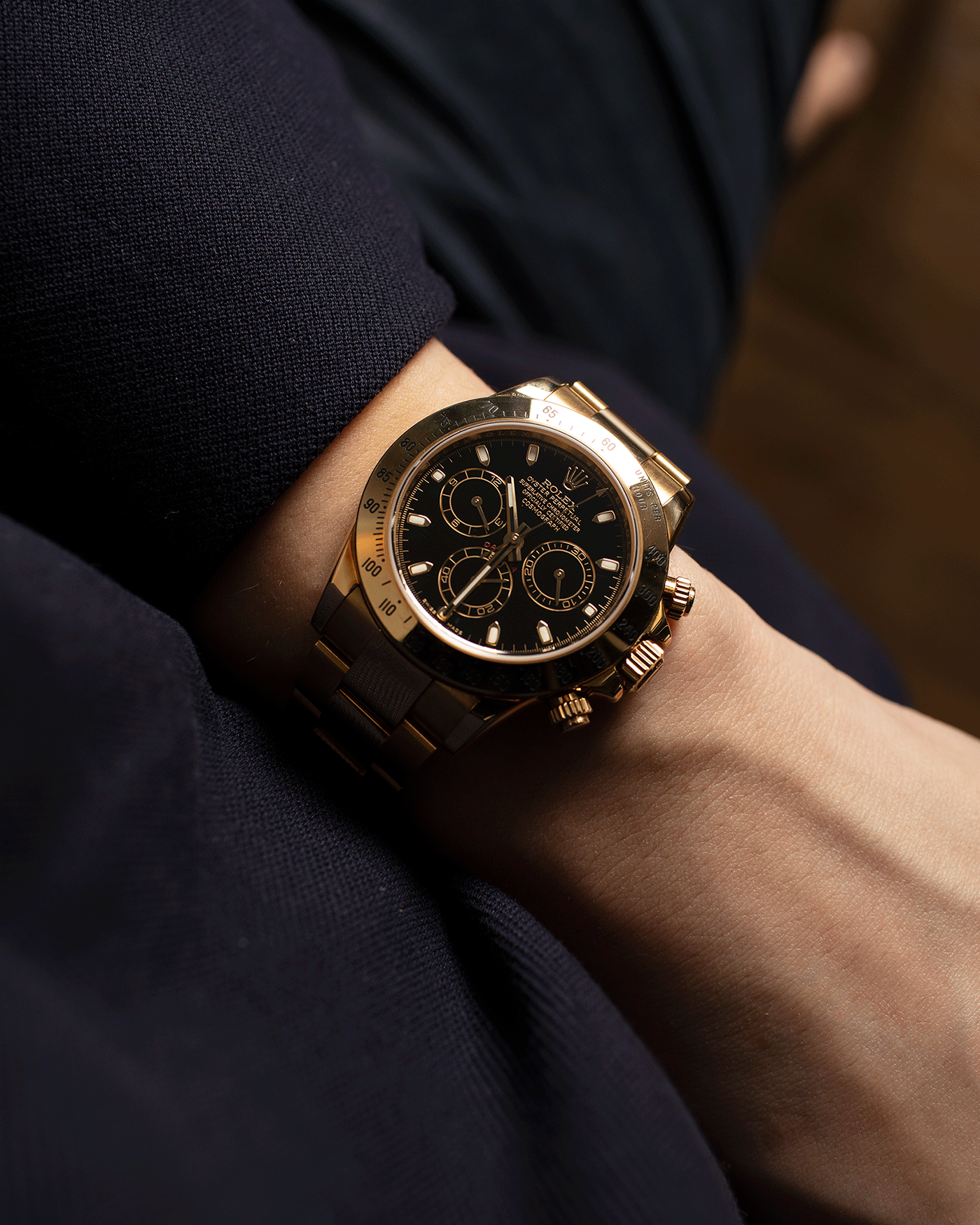 Brand: Rolex Year: 2009 Model: Daytona Reference: 116528 Material: 18k Yellow Gold Movement: Calibre 4130 Case Diameter: 40mm Strap: 18k Yellow Gold Rolex Oyster Bracelet