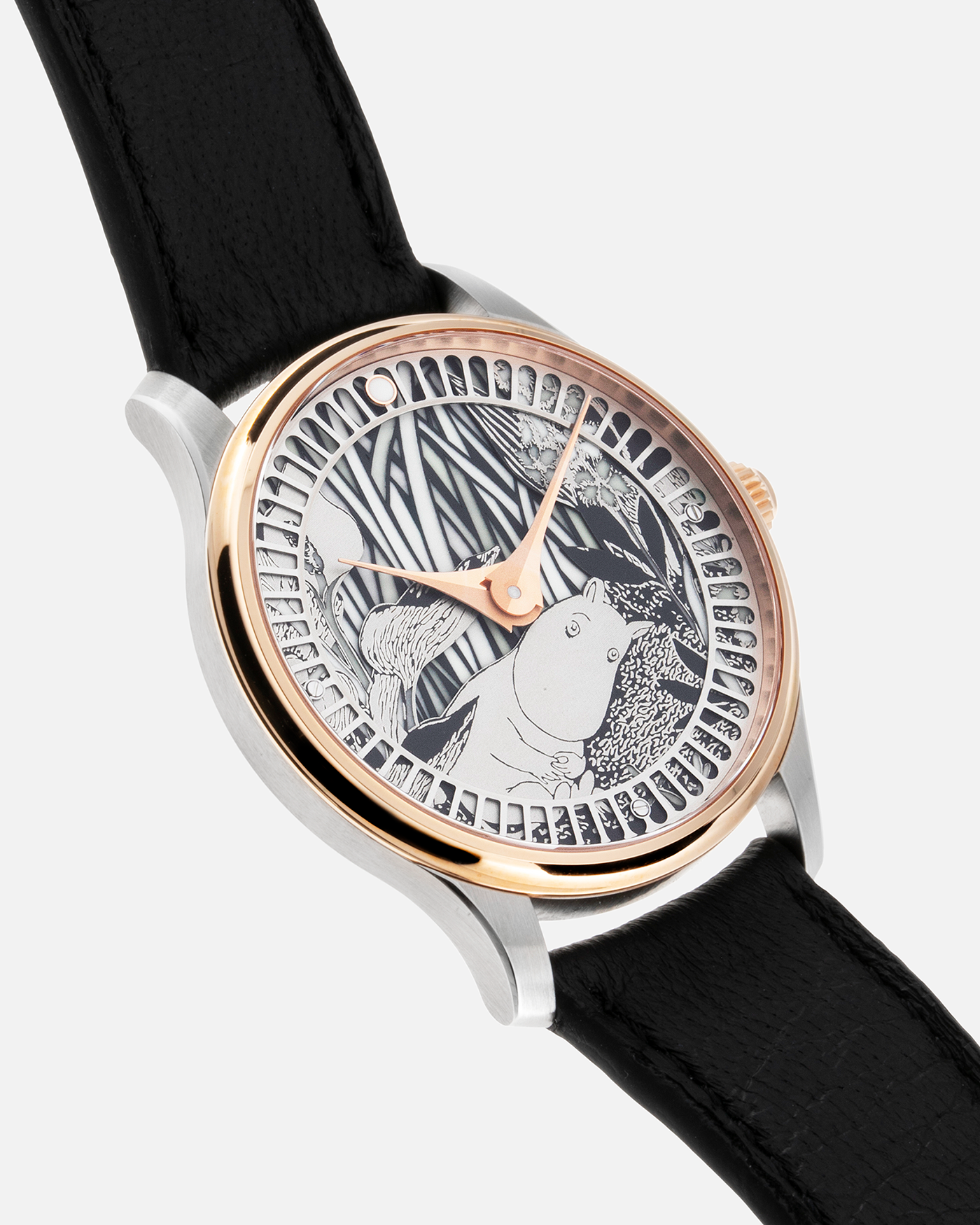 Brand: Sarpaneva S.U.F. Year: 2021 Model: Moomin For The Hour Glass Material: Stainless Steel, 18-carat Pink Gold Movement: Cal. Soprod A10, Self–Winding Case Diameter: 38.7mm Bracelet/Strap: SUF Sarpaneva Black Calf With Stainless Steel Tang Buckle