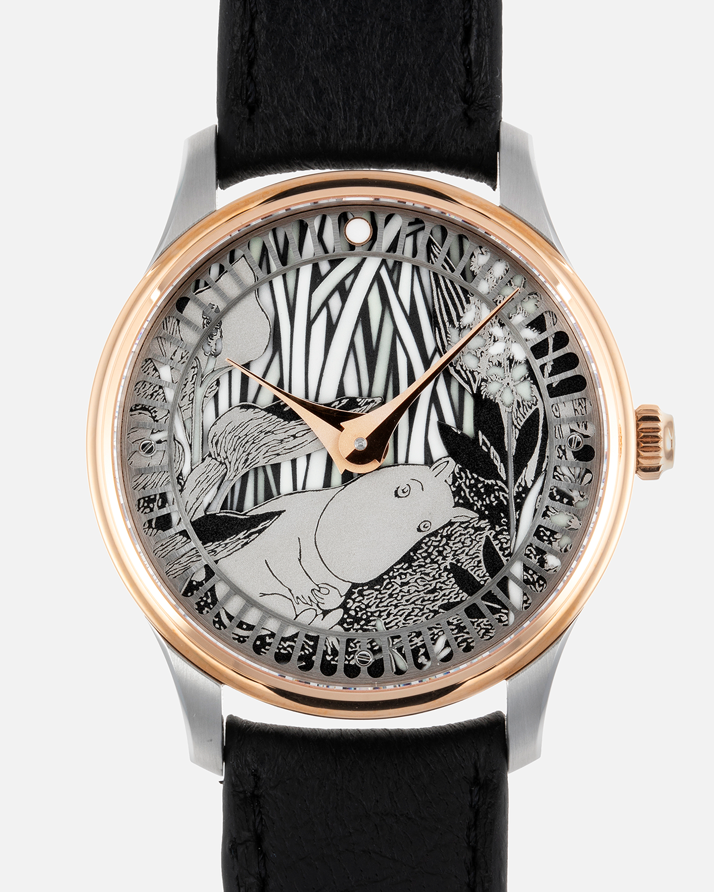 Brand: Sarpaneva S.U.F. Year: 2021 Model: Moomin For The Hour Glass Material: Stainless Steel, 18-carat Pink Gold Movement: Cal. Soprod A10, Self–Winding Case Diameter: 38.7mm Bracelet/Strap: SUF Sarpaneva Black Calf With Stainless Steel Tang Buckle
