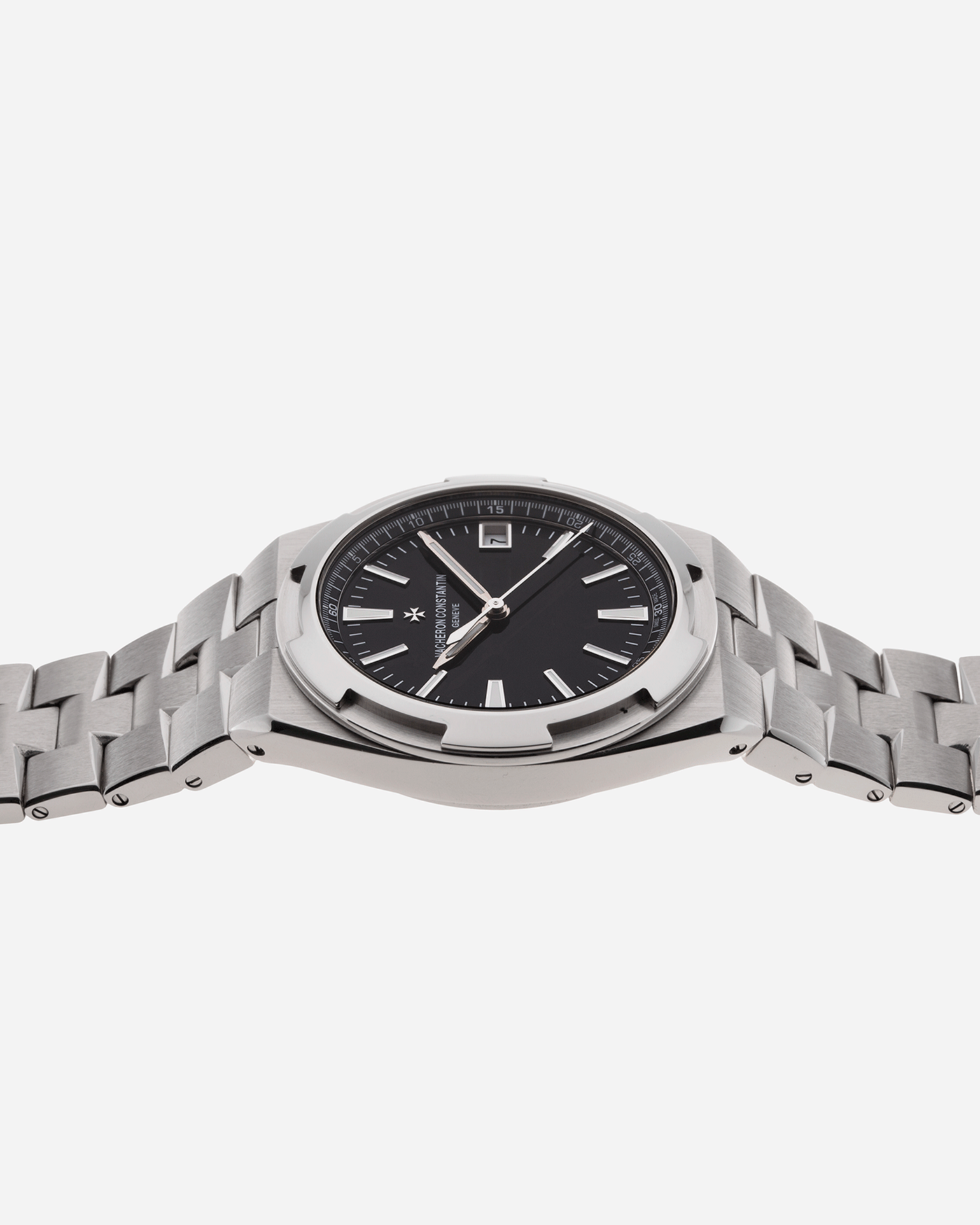 Brand: Vacheron Constantin  Year: 2016 Model: Overseas Reference Number: 4500V Material: Stainless Steel Movement: In-house Self-Winding Cal. 5500 Case Diameter: 41mm Bracelet/Strap: Vacheron Constantin Stainless Steel Integrated Bracelet, Vacheron Constantin Rubber Strap and Alligator Strap with Stainless Steel Buckle. 