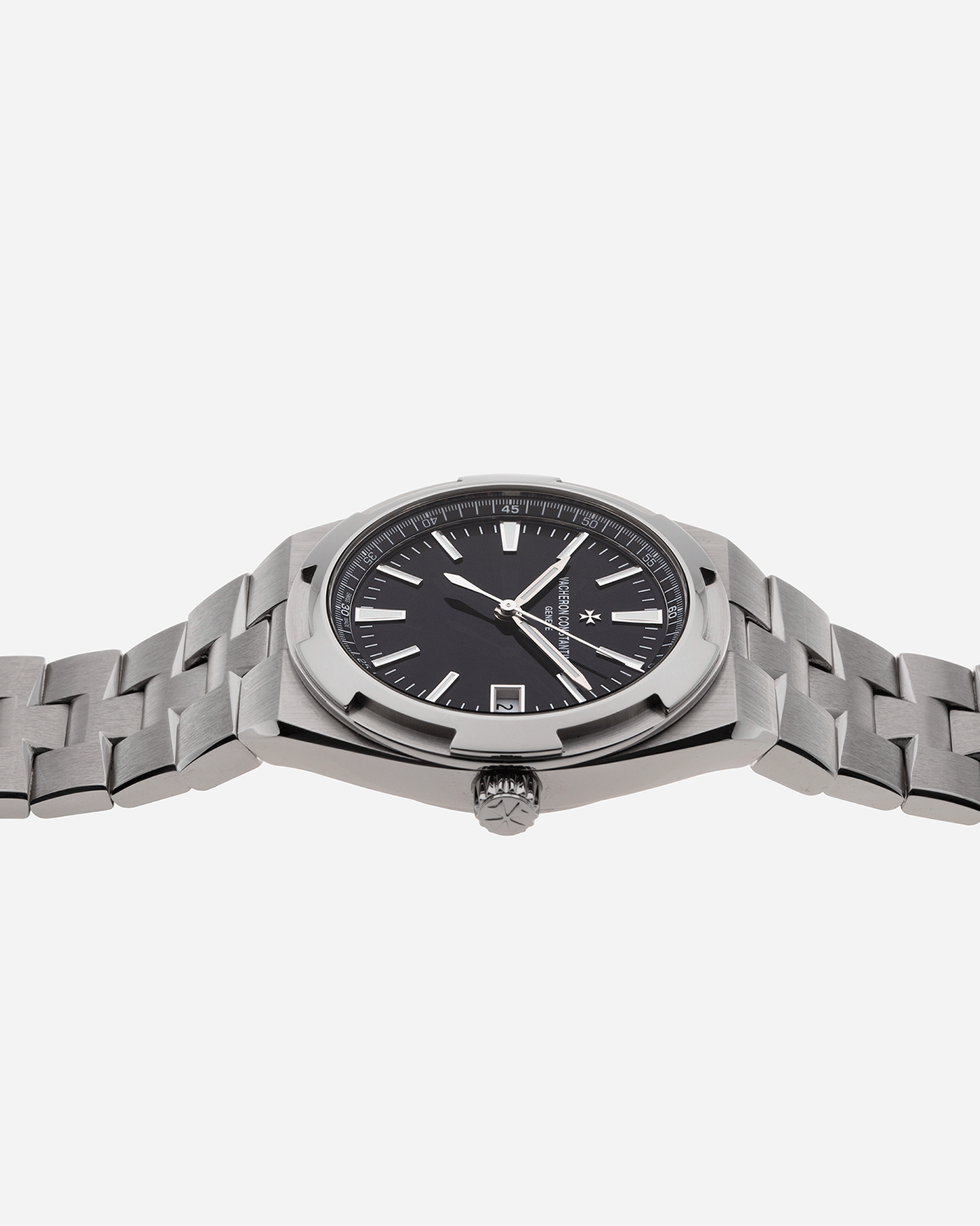 Brand: Vacheron Constantin  Year: 2016 Model: Overseas Reference Number: 4500V Material: Stainless Steel Movement: In-house Self-Winding Cal. 5500 Case Diameter: 41mm Bracelet/Strap: Vacheron Constantin Stainless Steel Integrated Bracelet, Vacheron Constantin Rubber Strap and Alligator Strap with Stainless Steel Buckle. 