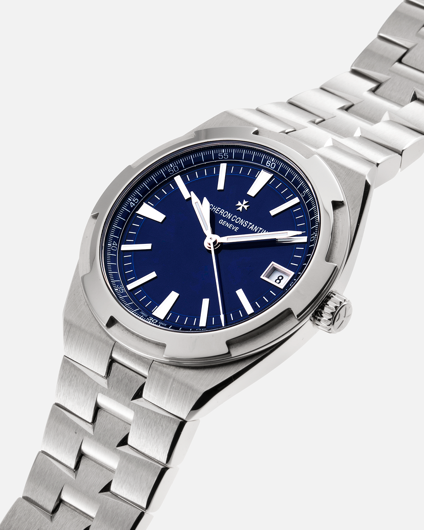 Brand: Vacheron Constantin  Year: 2021 Model: Overseas Reference Number: 4500V Material: Stainless Steel Movement: In-house Self-Winding Cal. 5500 Case Diameter: 41mm Bracelet/Strap: Vacheron Constantin Stainless Steel Integrated Bracelet, Vacheron Constantin Rubber Strap and Alligator Strap with Stainless Steel Buckle. 