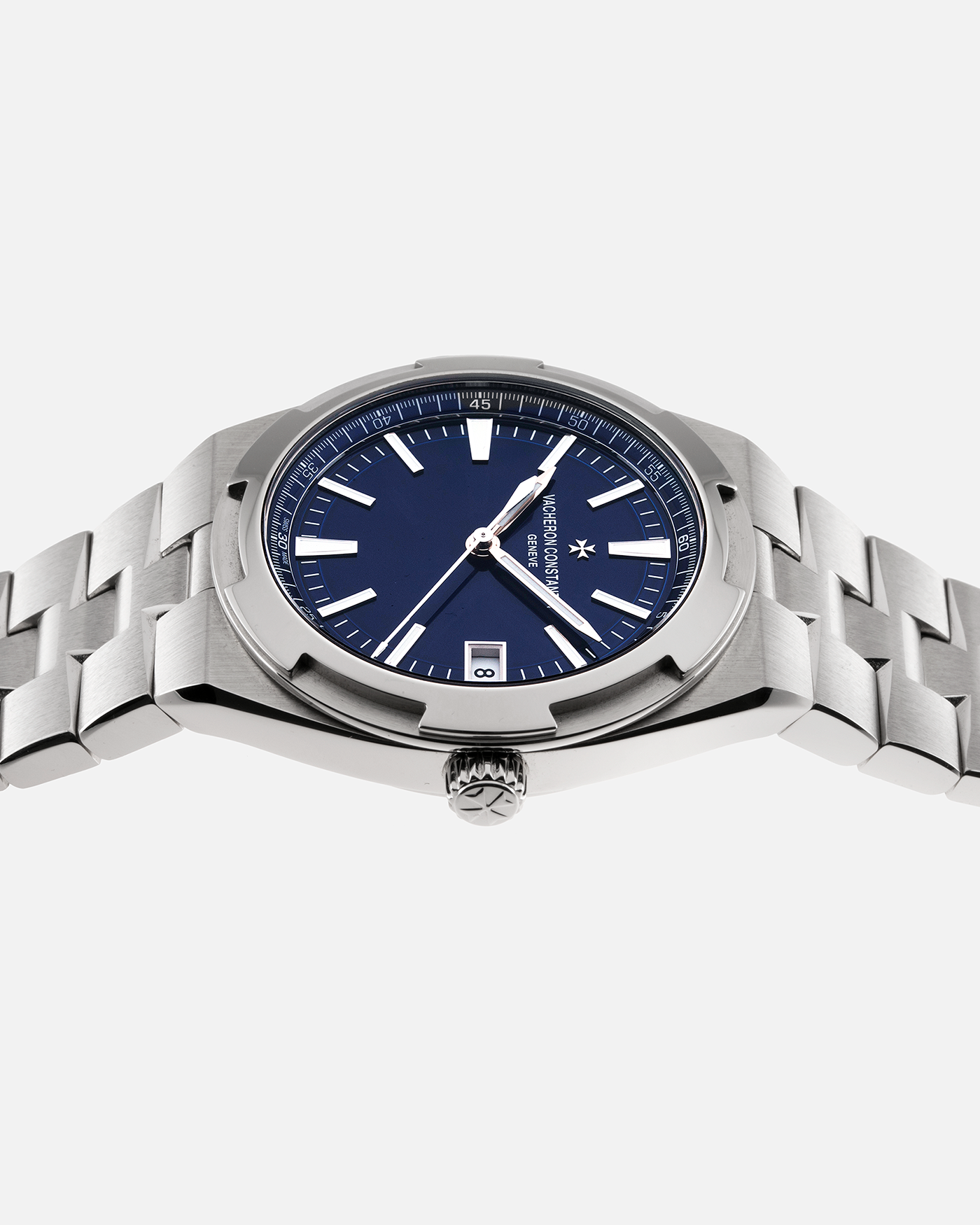 Brand: Vacheron Constantin  Year: 2021 Model: Overseas Reference Number: 4500V Material: Stainless Steel Movement: In-house Self-Winding Cal. 5500 Case Diameter: 41mm Bracelet/Strap: Vacheron Constantin Stainless Steel Integrated Bracelet, Vacheron Constantin Rubber Strap and Alligator Strap with Stainless Steel Buckle. 