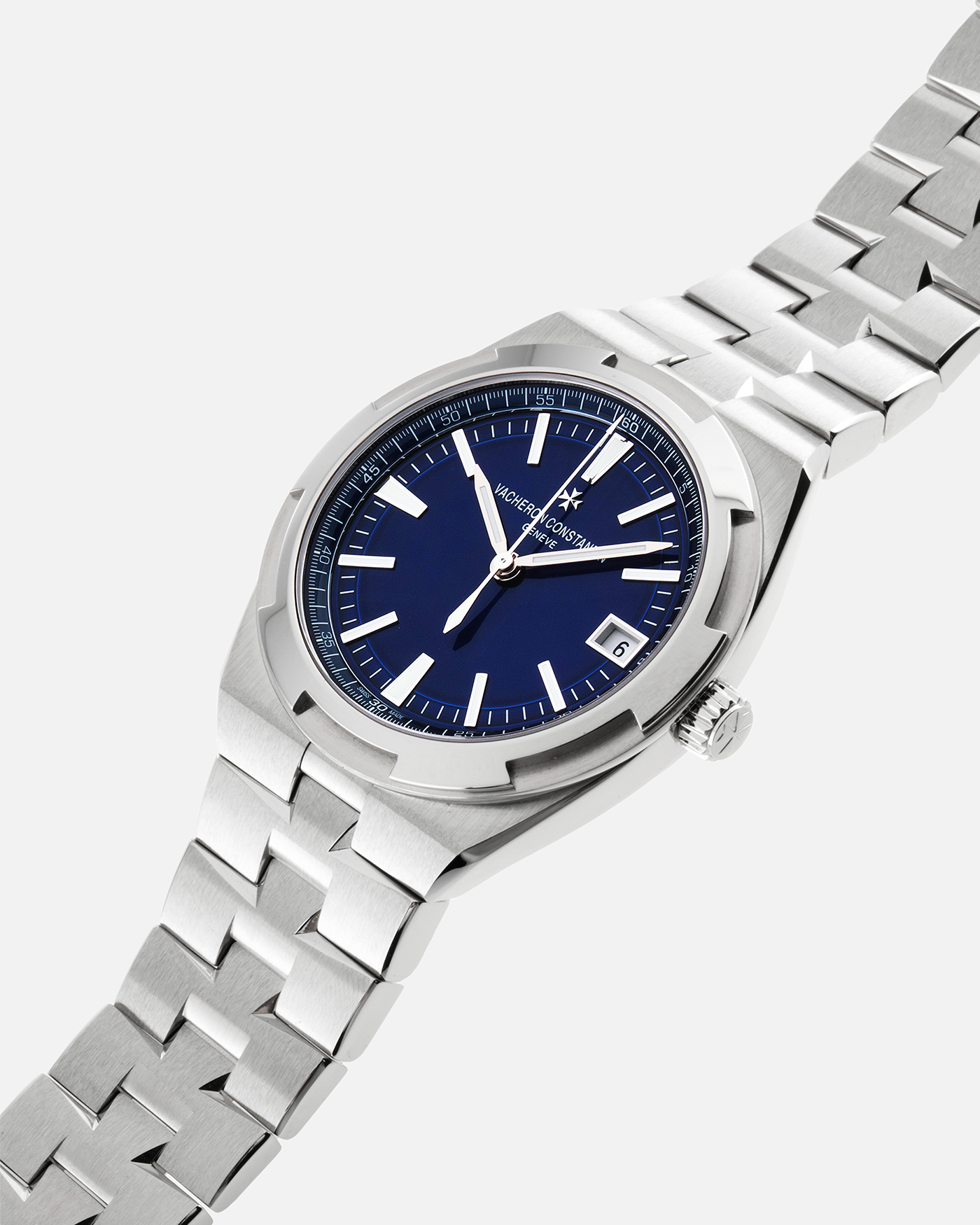 Brand: Vacheron Constantin  Year: 2022 Model: Overseas Reference Number: 4500V Material: Stainless Steel Movement: In-house Self-Winding Cal. 5500 Case Diameter: 41mm Bracelet/Strap: Vacheron Constantin Stainless Steel Integrated Bracelet, Vacheron Constantin Rubber Strap and Alligator Strap with Stainless Steel Buckle. 