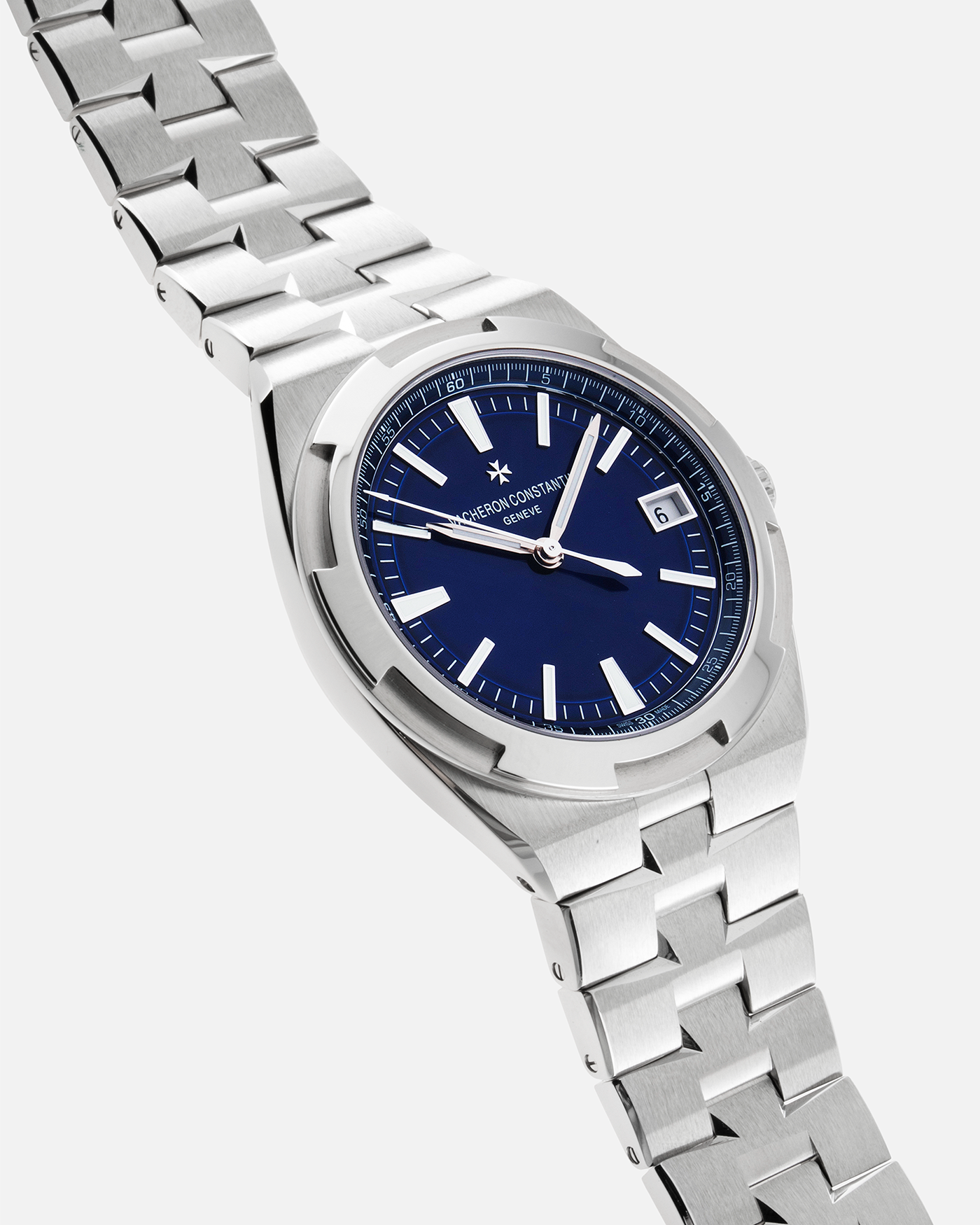 Brand: Vacheron Constantin  Year: 2022 Model: Overseas Reference Number: 4500V Material: Stainless Steel Movement: In-house Self-Winding Cal. 5500 Case Diameter: 41mm Bracelet/Strap: Vacheron Constantin Stainless Steel Integrated Bracelet, Vacheron Constantin Rubber Strap and Alligator Strap with Stainless Steel Buckle. 