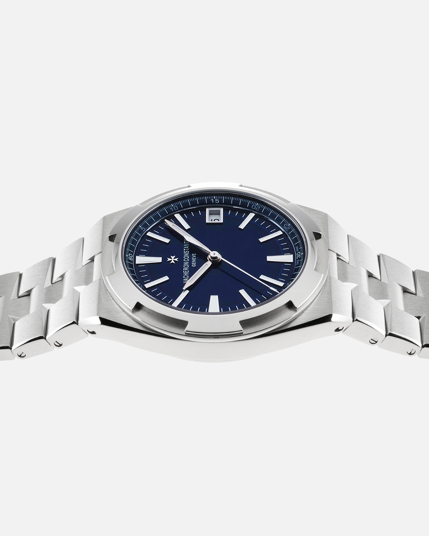 Brand: Vacheron Constantin  Year: 2022 Model: Overseas Reference Number: 4500V Material: Stainless Steel Movement: In-house Self-Winding Cal. 5500 Case Diameter: 41mm Bracelet/Strap: Vacheron Constantin Stainless Steel Integrated Bracelet, Vacheron Constantin Rubber Strap and Alligator Strap with Stainless Steel Buckle. 