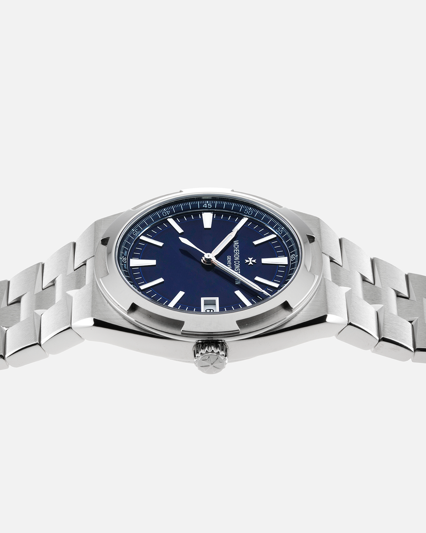 Brand: Vacheron Constantin  Year: 2022 Model: Overseas Reference Number: 4500V Material: Stainless Steel Movement: In-house Self-Winding Cal. 5500 Case Diameter: 41mm Bracelet/Strap: Vacheron Constantin Stainless Steel Integrated Bracelet, Vacheron Constantin Rubber Strap and Alligator Strap with Stainless Steel Buckle. 