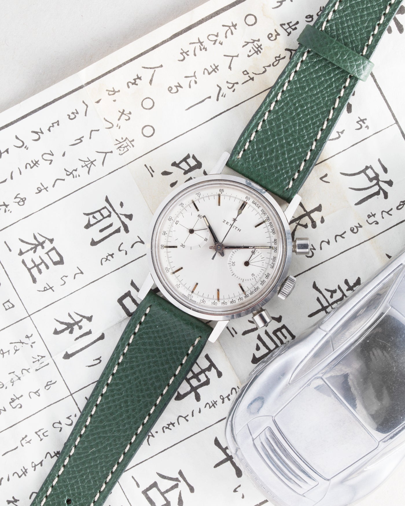 Bonhams : Chronographe Suisse. An 18ct gold manual wind